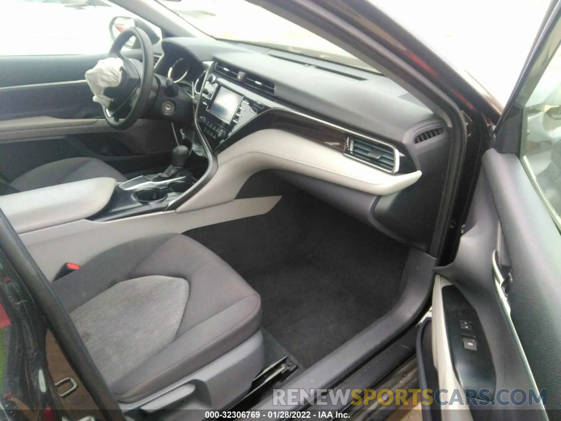 5 fotografías del automóvil dañado 4T1B11HK0KU786410 TOYOTA CAMRY 2019