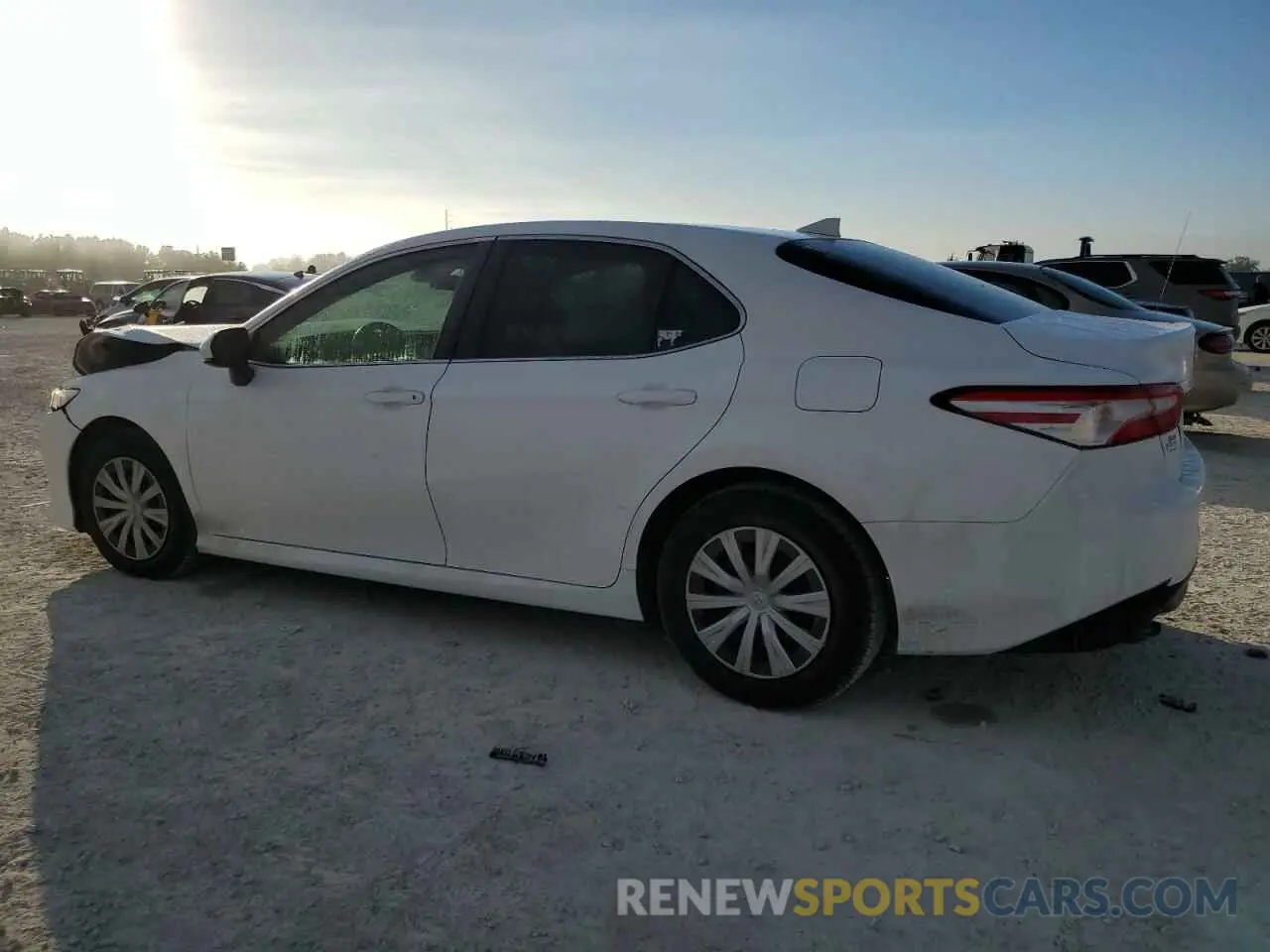 2 fotografías del automóvil dañado 4T1B11HK0KU823066 TOYOTA CAMRY 2019