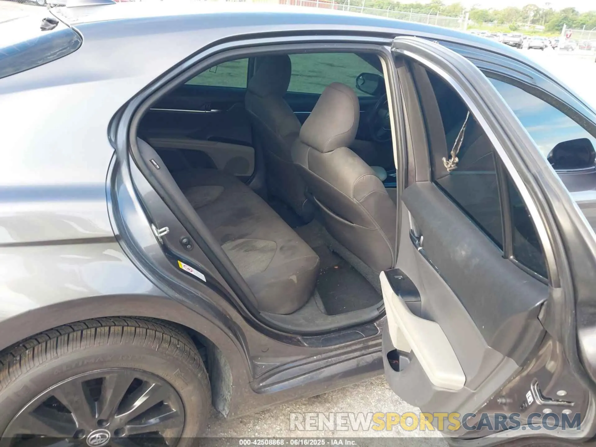 8 fotografías del automóvil dañado 4T1B11HK1KU697803 TOYOTA CAMRY 2019