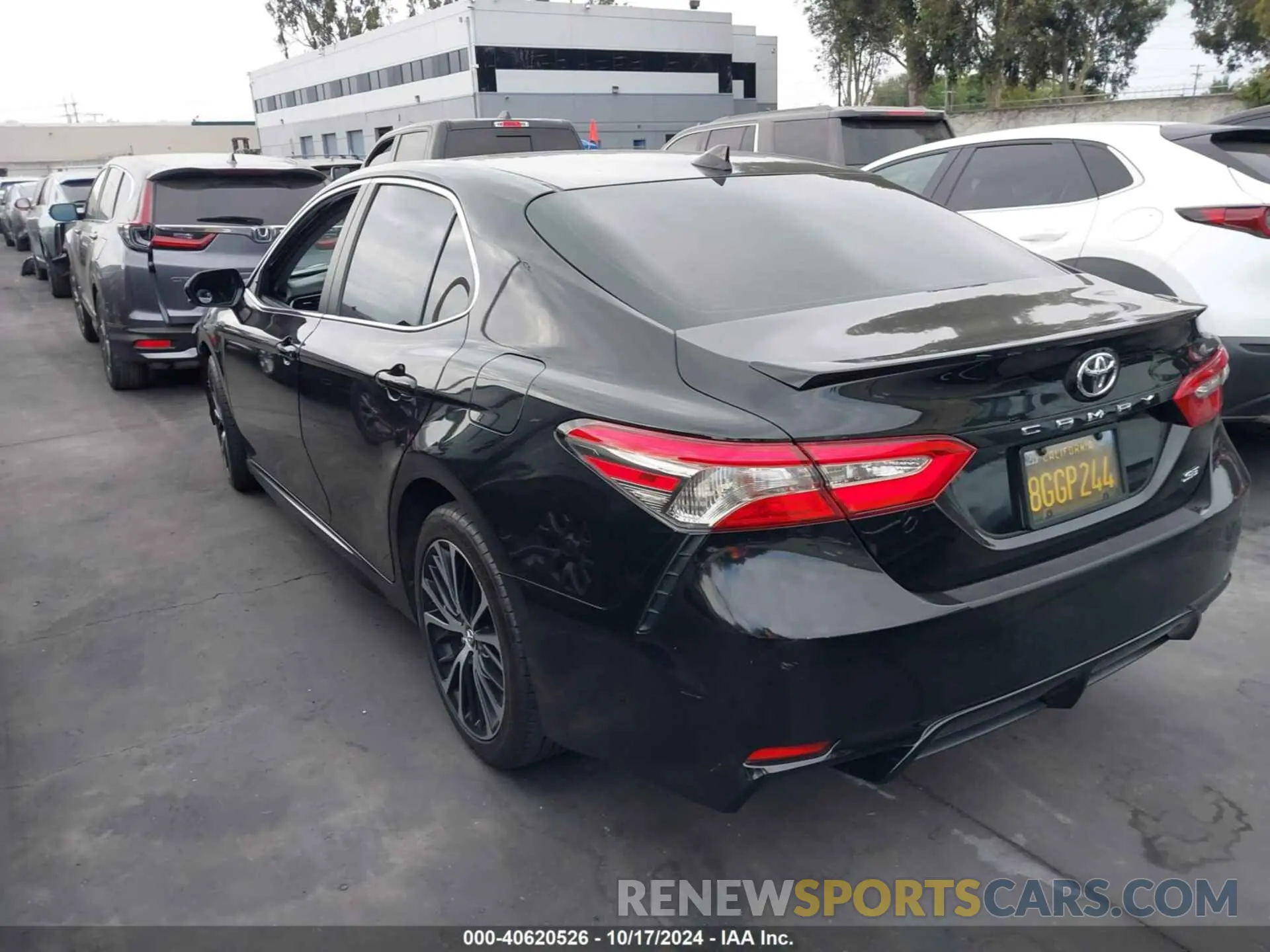3 fotografías del automóvil dañado 4T1B11HK1KU704281 TOYOTA CAMRY 2019
