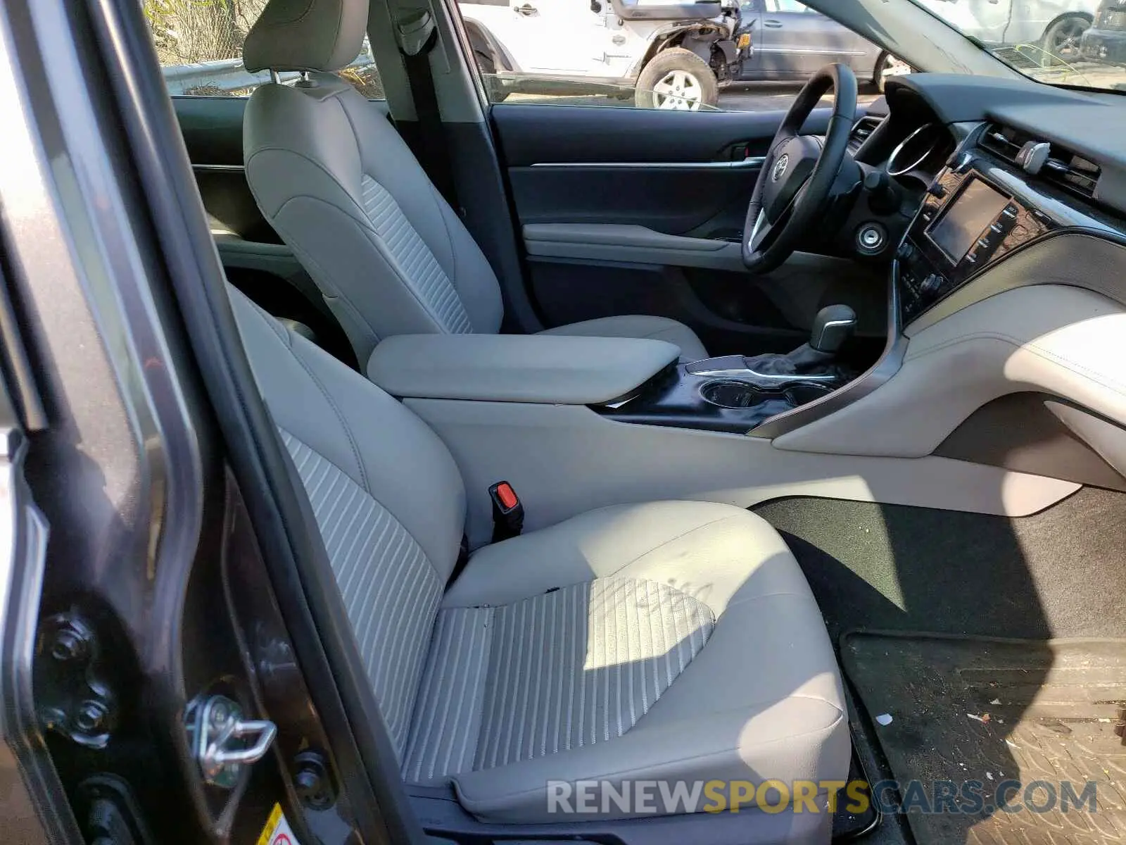 5 fotografías del automóvil dañado 4T1B11HK1KU768241 TOYOTA CAMRY 2019