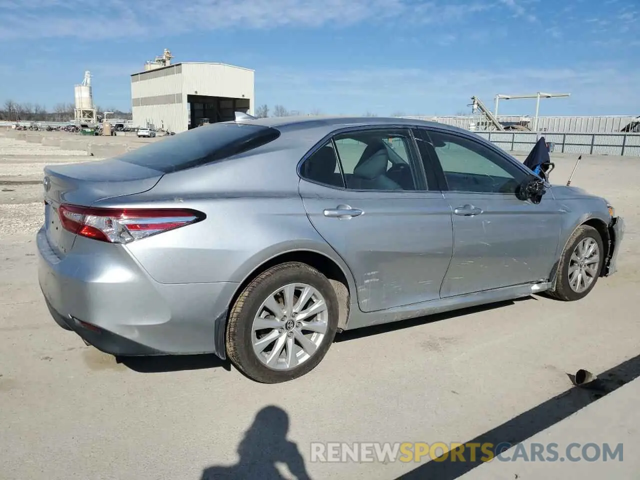 3 fotografías del automóvil dañado 4T1B11HK1KU809452 TOYOTA CAMRY 2019