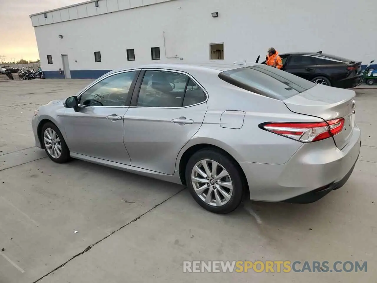 2 fotografías del automóvil dañado 4T1B11HK1KU826025 TOYOTA CAMRY 2019