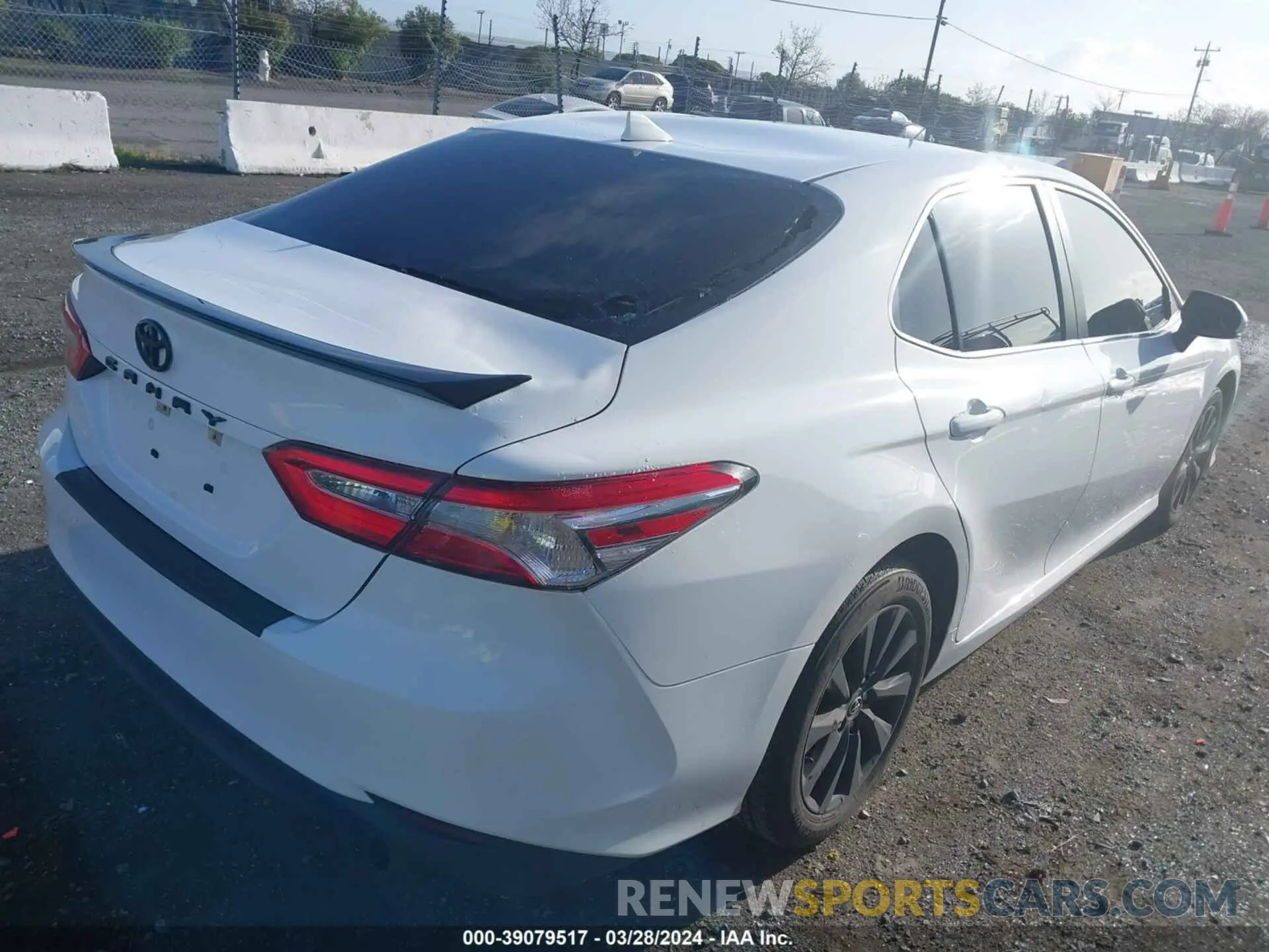 4 fotografías del automóvil dañado 4T1B11HK2KU695011 TOYOTA CAMRY 2019