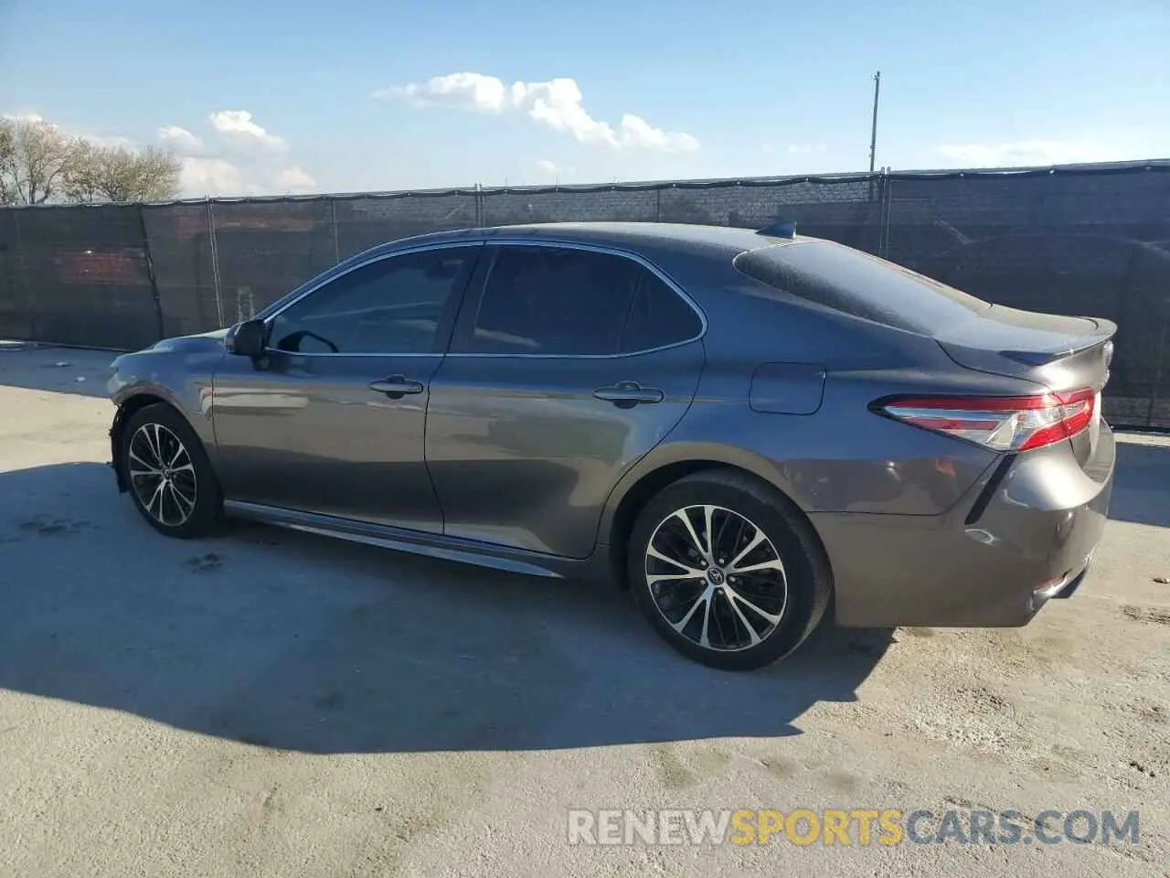 2 fotografías del automóvil dañado 4T1B11HK3KU267528 TOYOTA CAMRY 2019