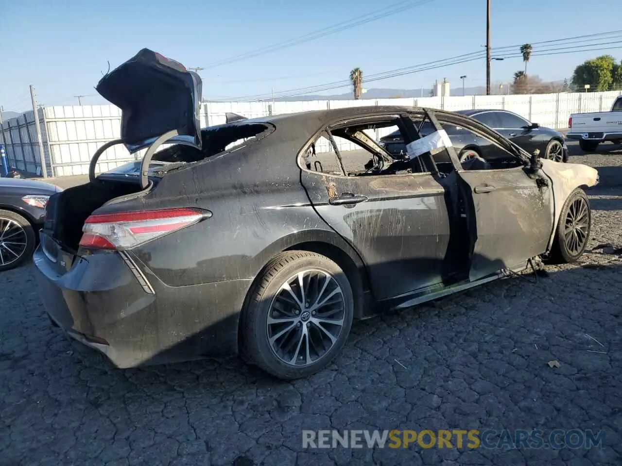 3 fotografías del automóvil dañado 4T1B11HK4KU174307 TOYOTA CAMRY 2019