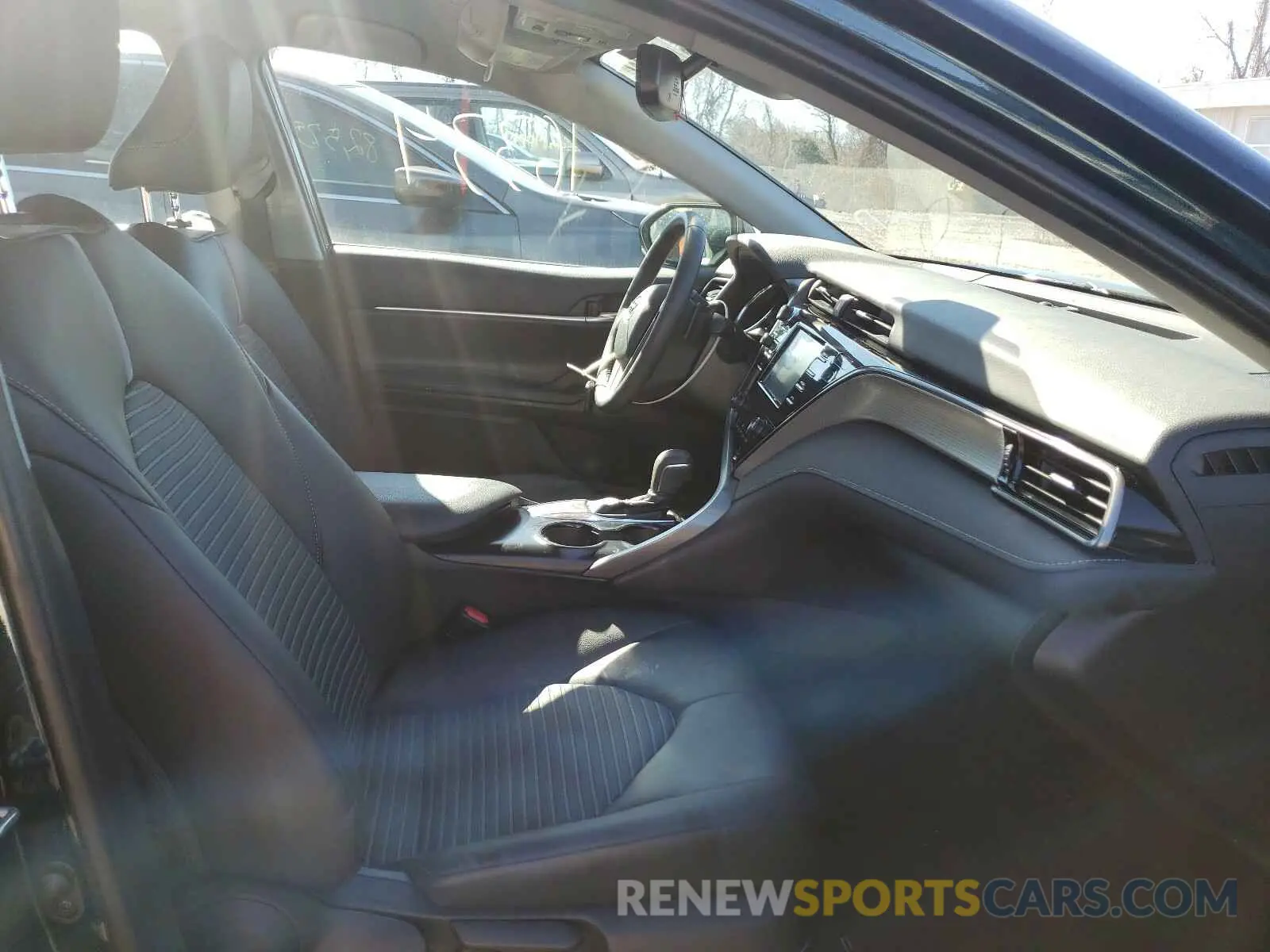 5 fotografías del automóvil dañado 4T1B11HK4KU283981 TOYOTA CAMRY 2019