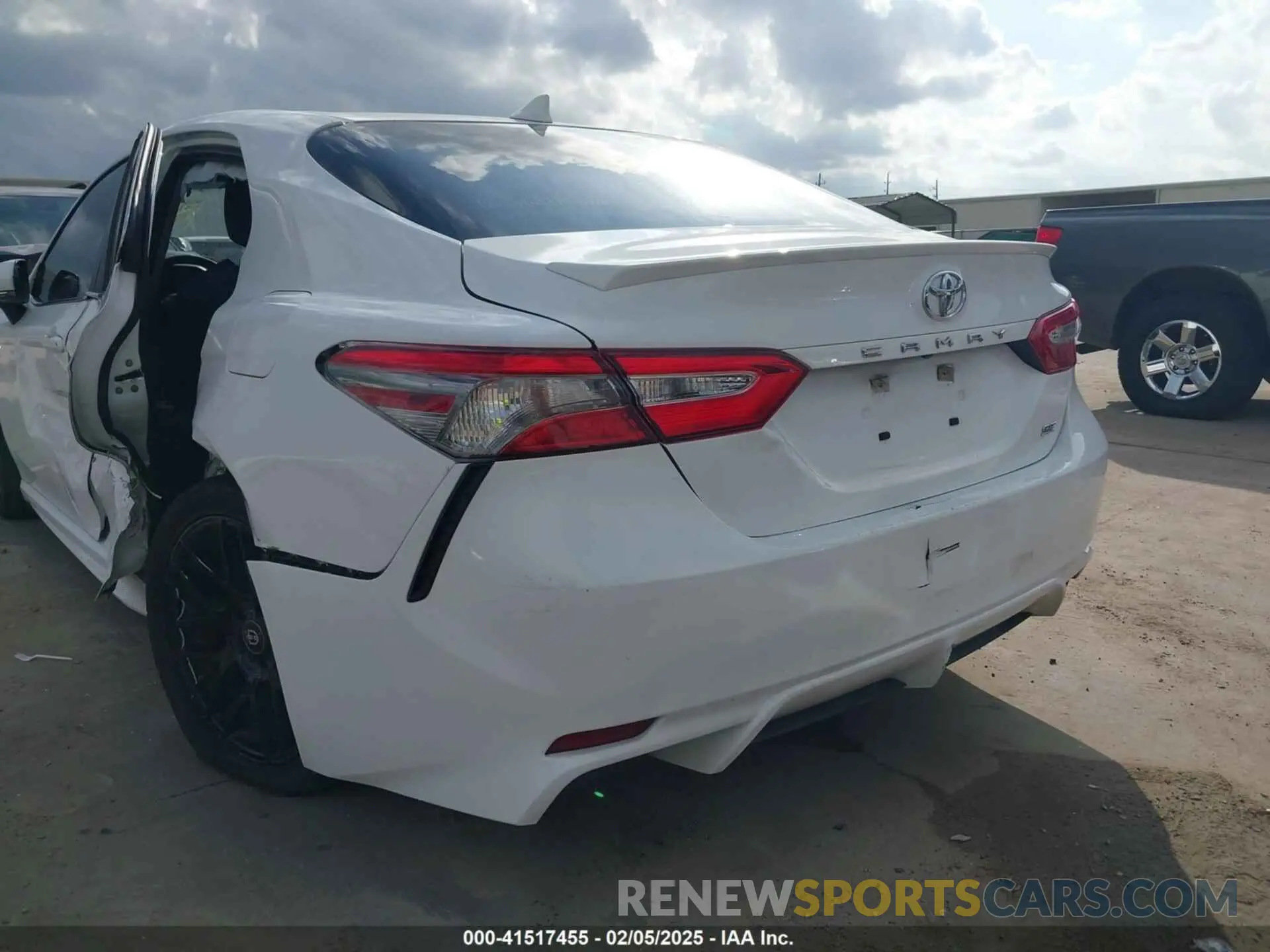 16 fotografías del automóvil dañado 4T1B11HK4KU757217 TOYOTA CAMRY 2019