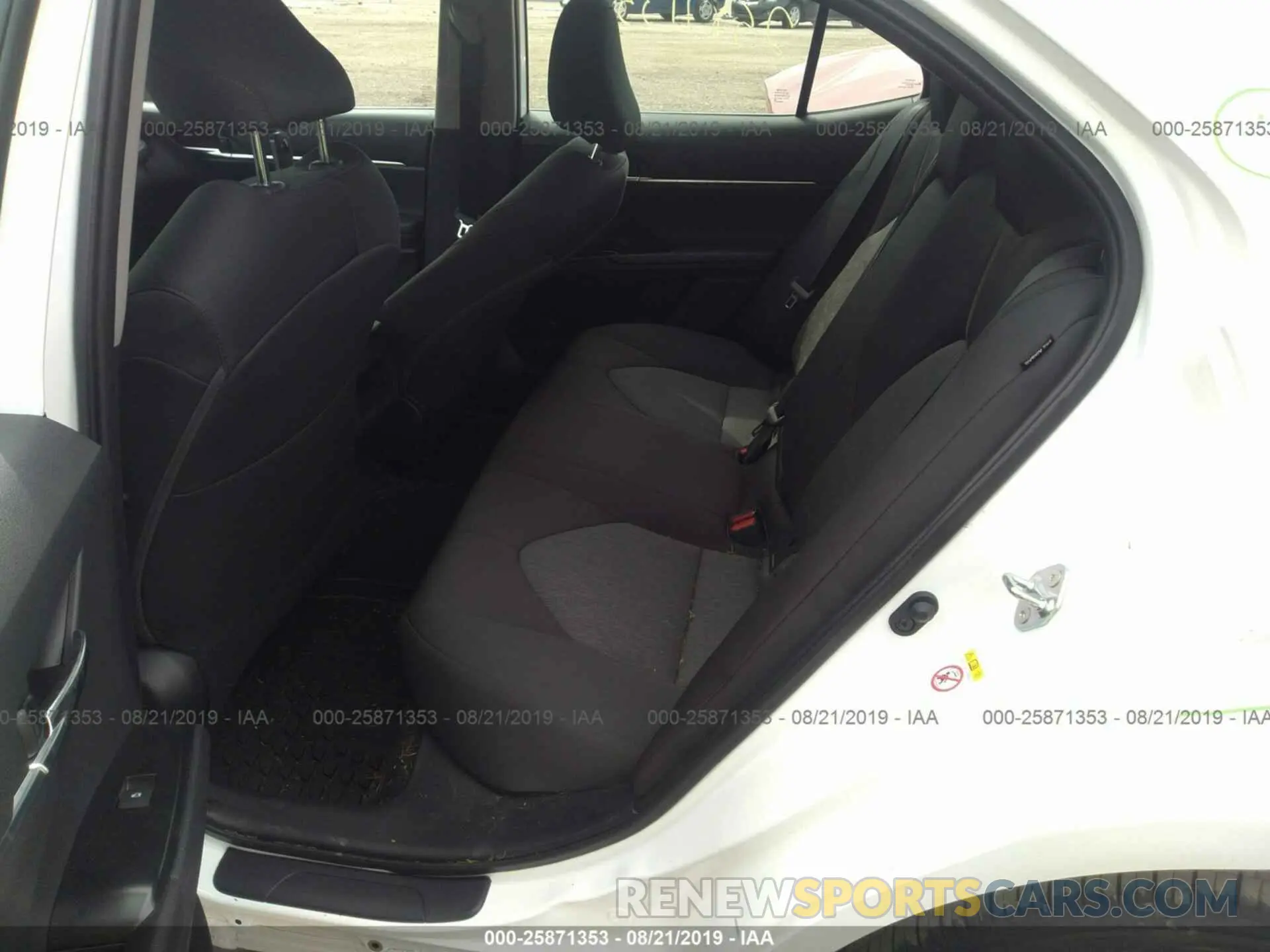8 fotografías del automóvil dañado 4T1B11HK5KU752575 TOYOTA CAMRY 2019