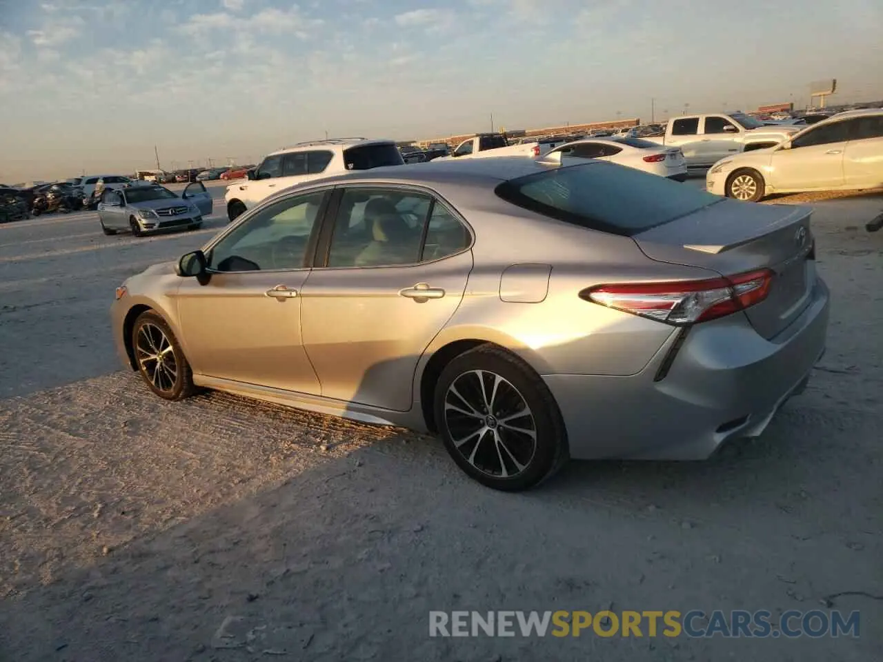 2 fotografías del automóvil dañado 4T1B11HK6KU204049 TOYOTA CAMRY 2019