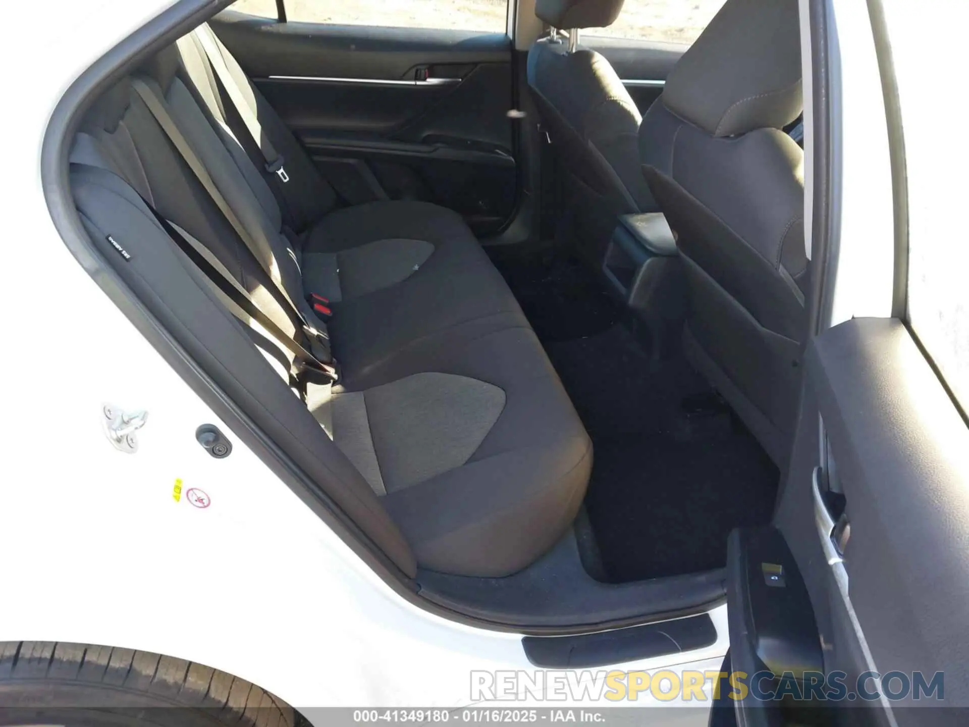 8 fotografías del automóvil dañado 4T1B11HK6KU247578 TOYOTA CAMRY 2019