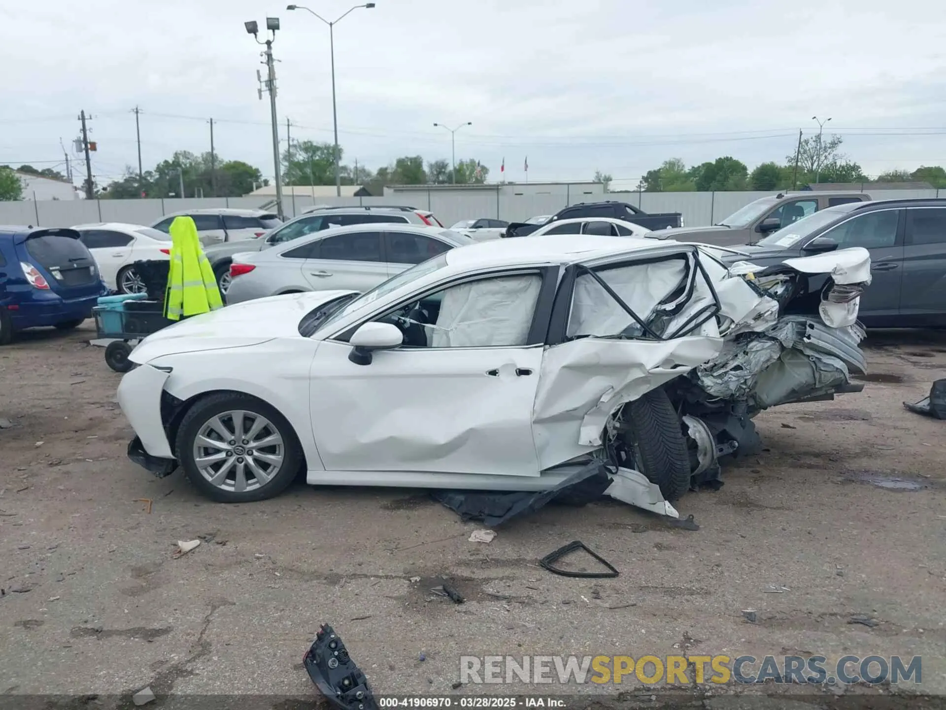 14 fotografías del automóvil dañado 4T1B11HK6KU685386 TOYOTA CAMRY 2019