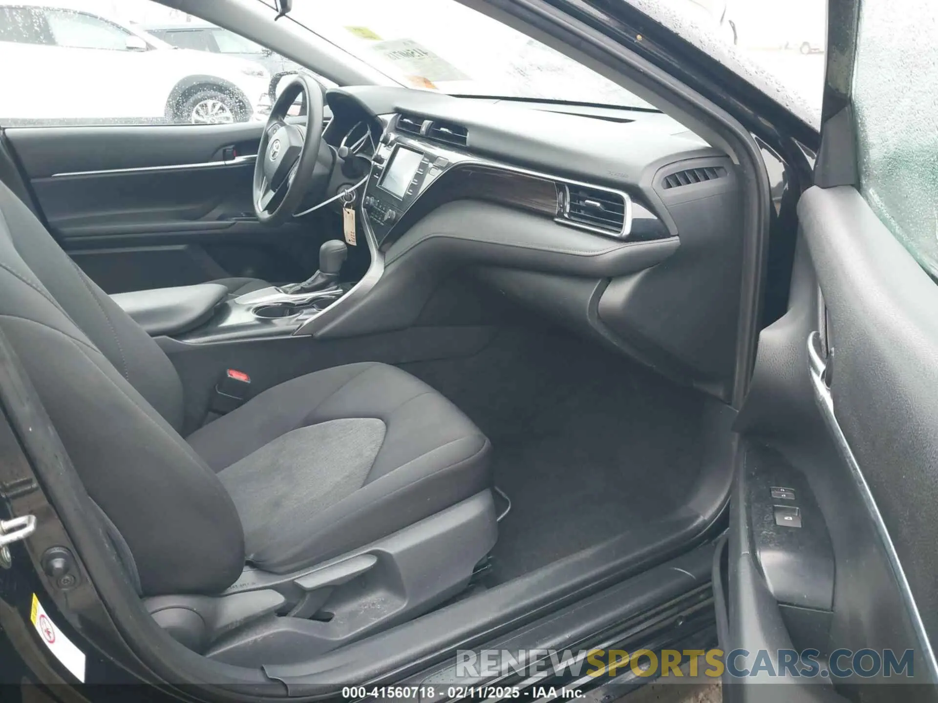 5 fotografías del automóvil dañado 4T1B11HK6KU755355 TOYOTA CAMRY 2019