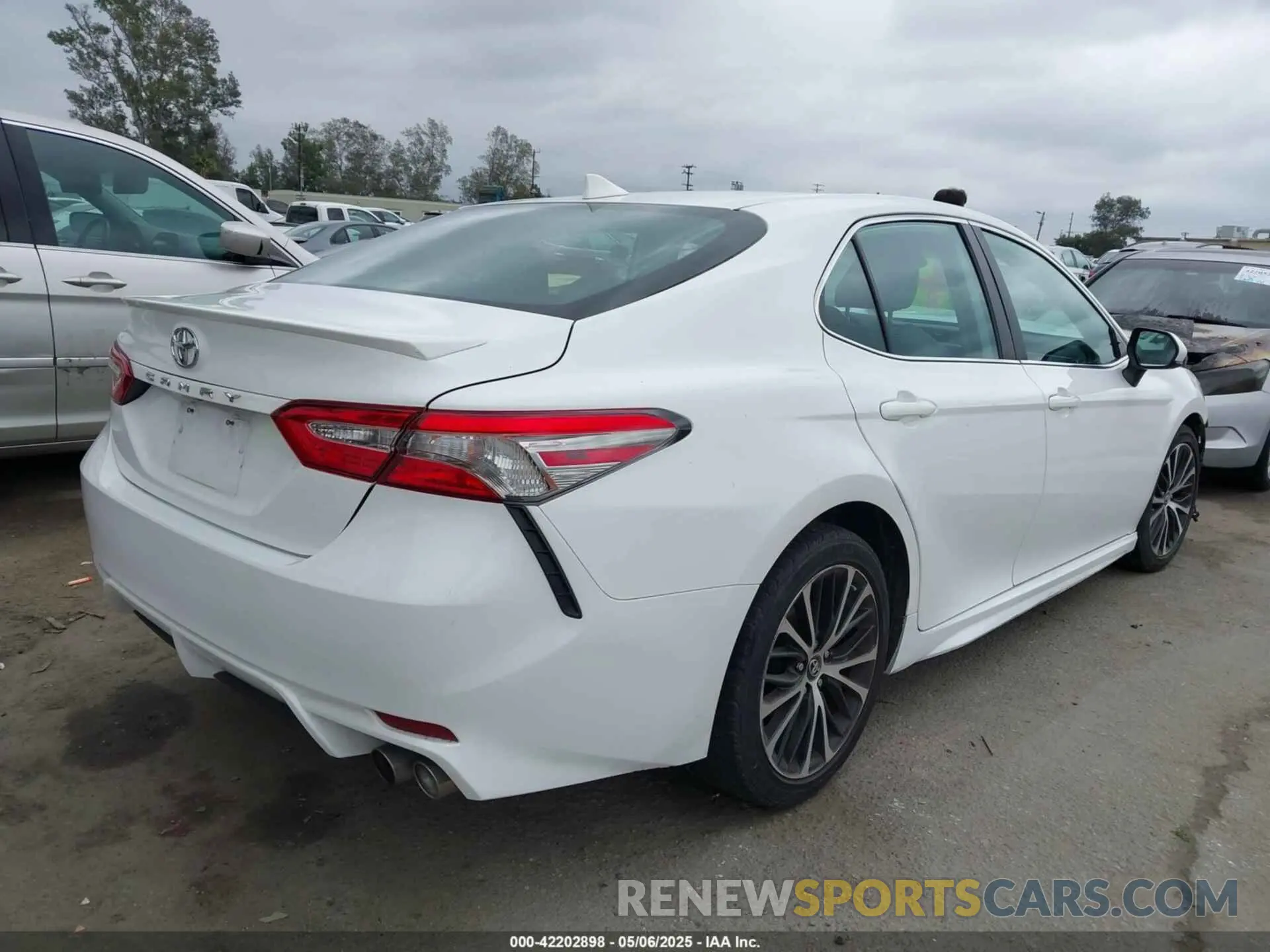 4 fotografías del automóvil dañado 4T1B11HK7KU223113 TOYOTA CAMRY 2019