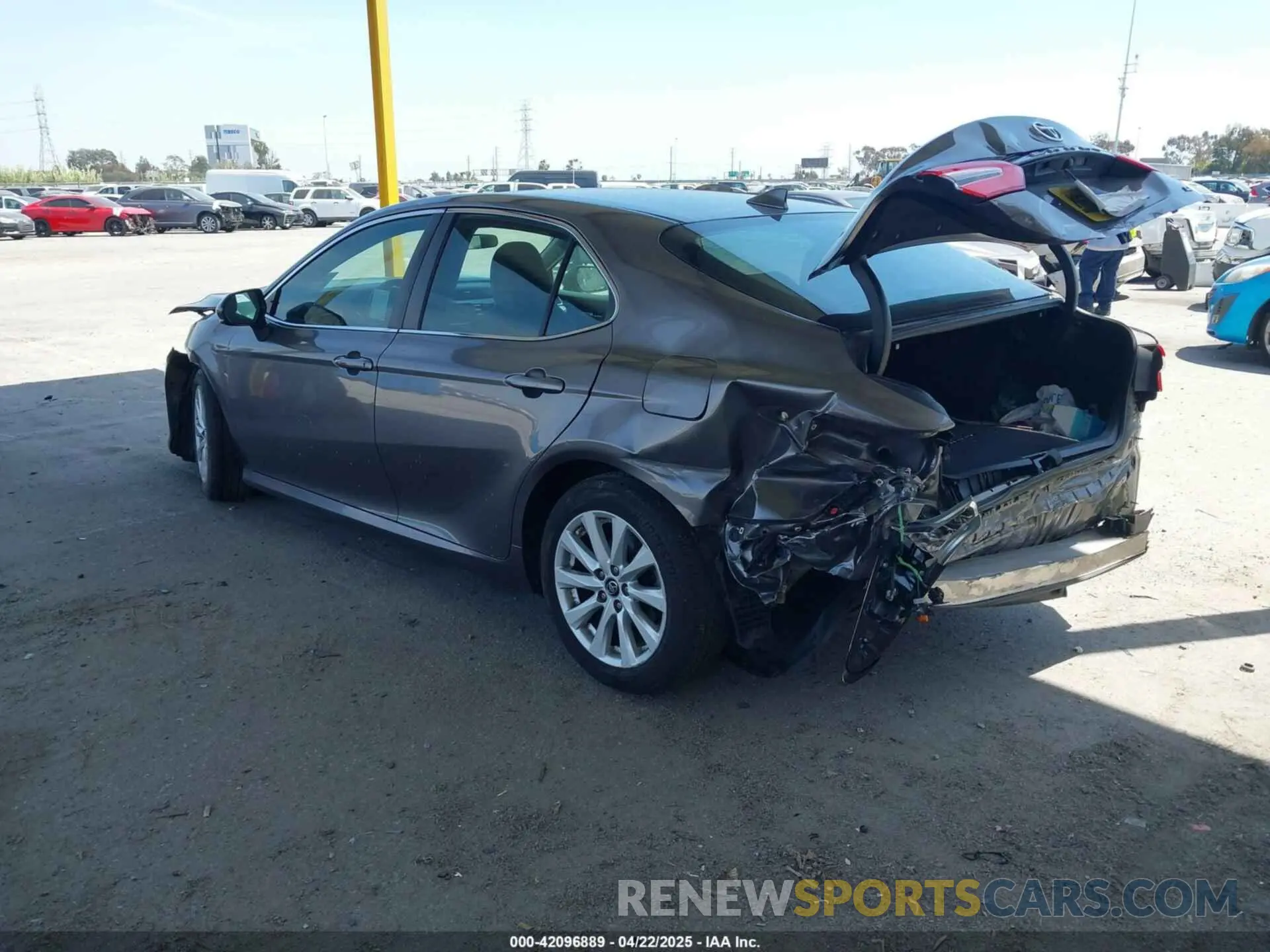 3 fotografías del automóvil dañado 4T1B11HK8KU204599 TOYOTA CAMRY 2019