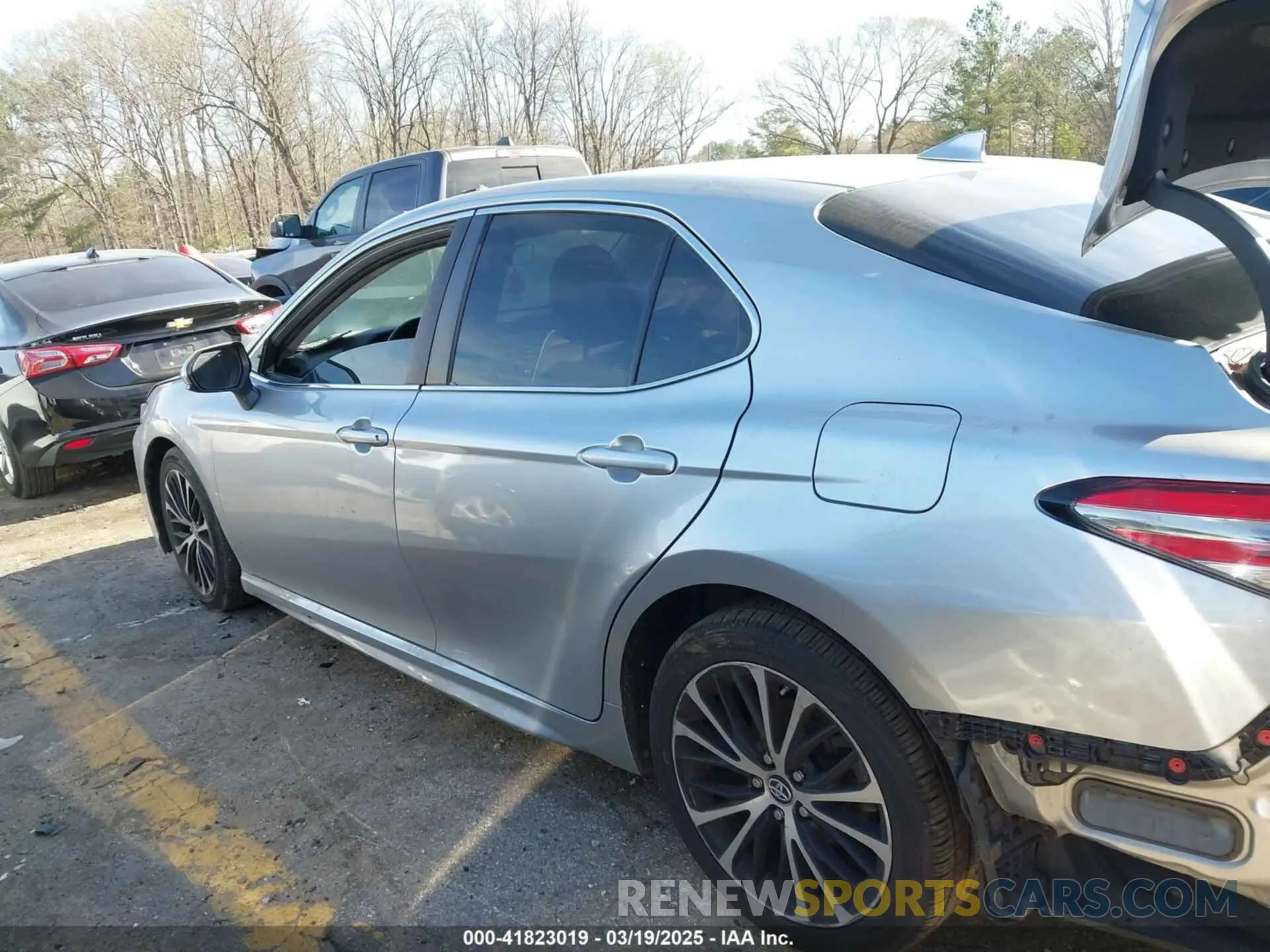 14 fotografías del automóvil dañado 4T1B11HK8KU681713 TOYOTA CAMRY 2019