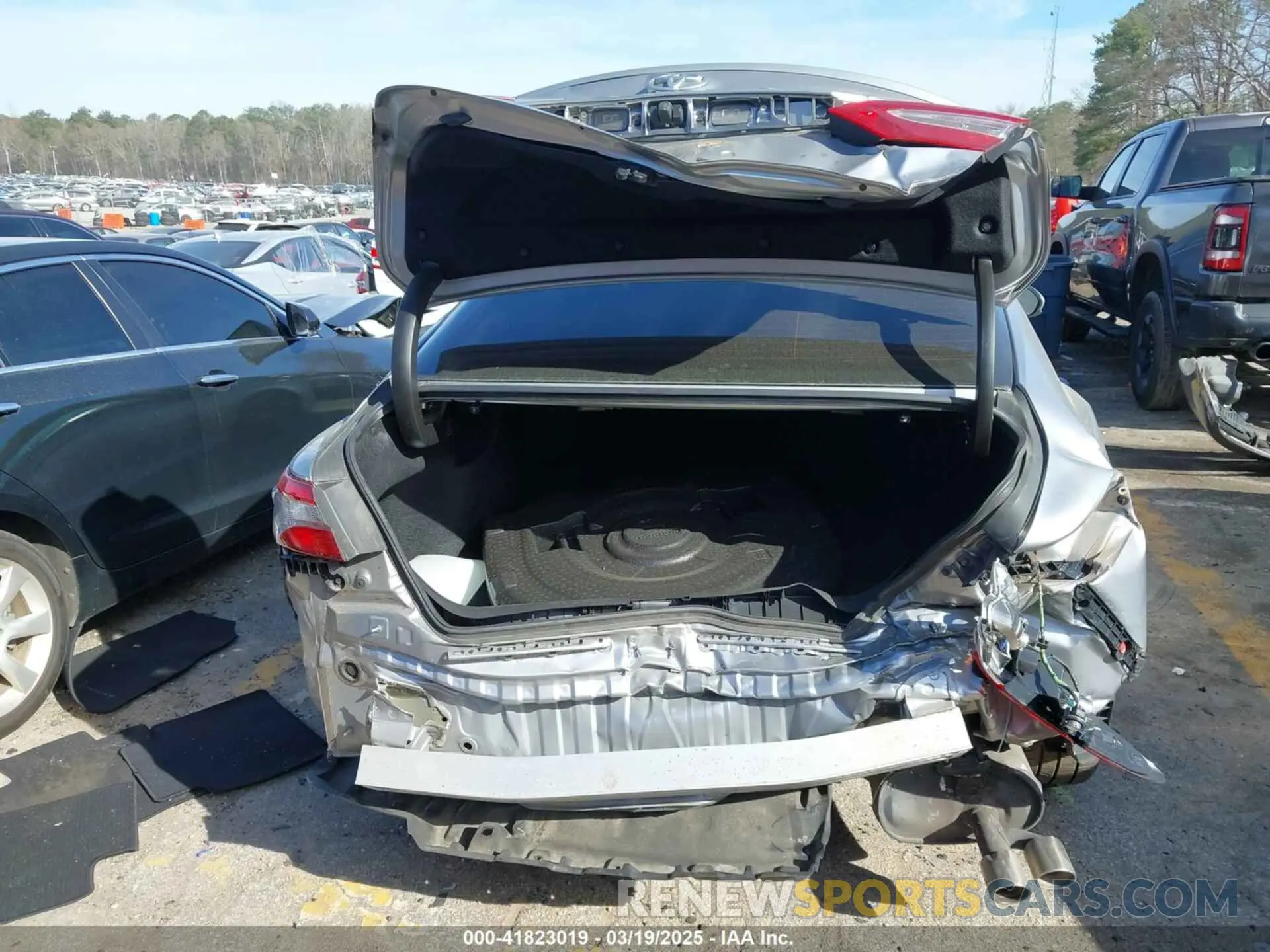 16 fotografías del automóvil dañado 4T1B11HK8KU681713 TOYOTA CAMRY 2019