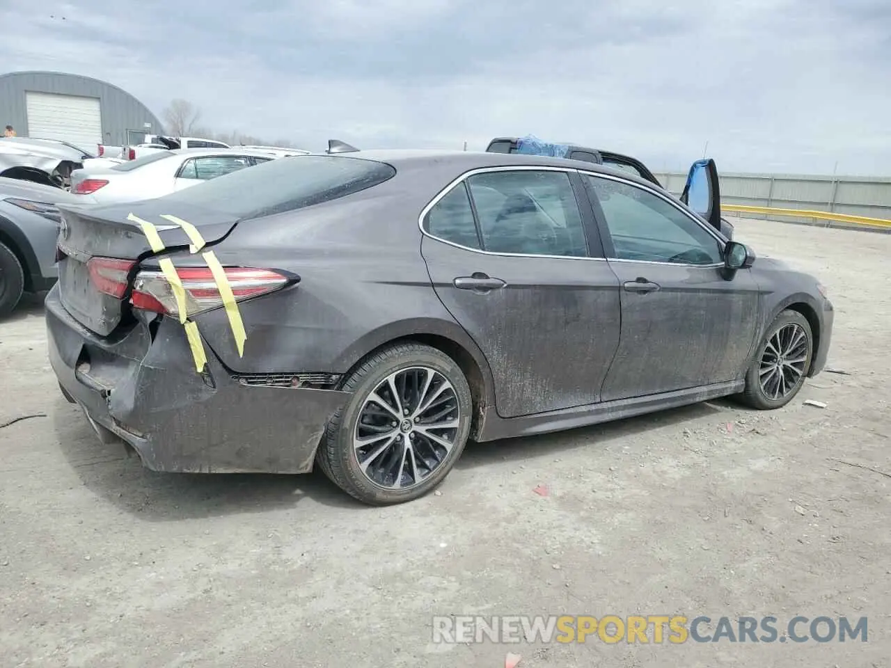 3 fotografías del automóvil dañado 4T1B11HK8KU686152 TOYOTA CAMRY 2019