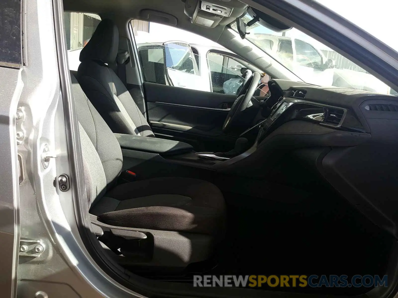 5 fotografías del automóvil dañado 4T1B11HK9KU260633 TOYOTA CAMRY 2019