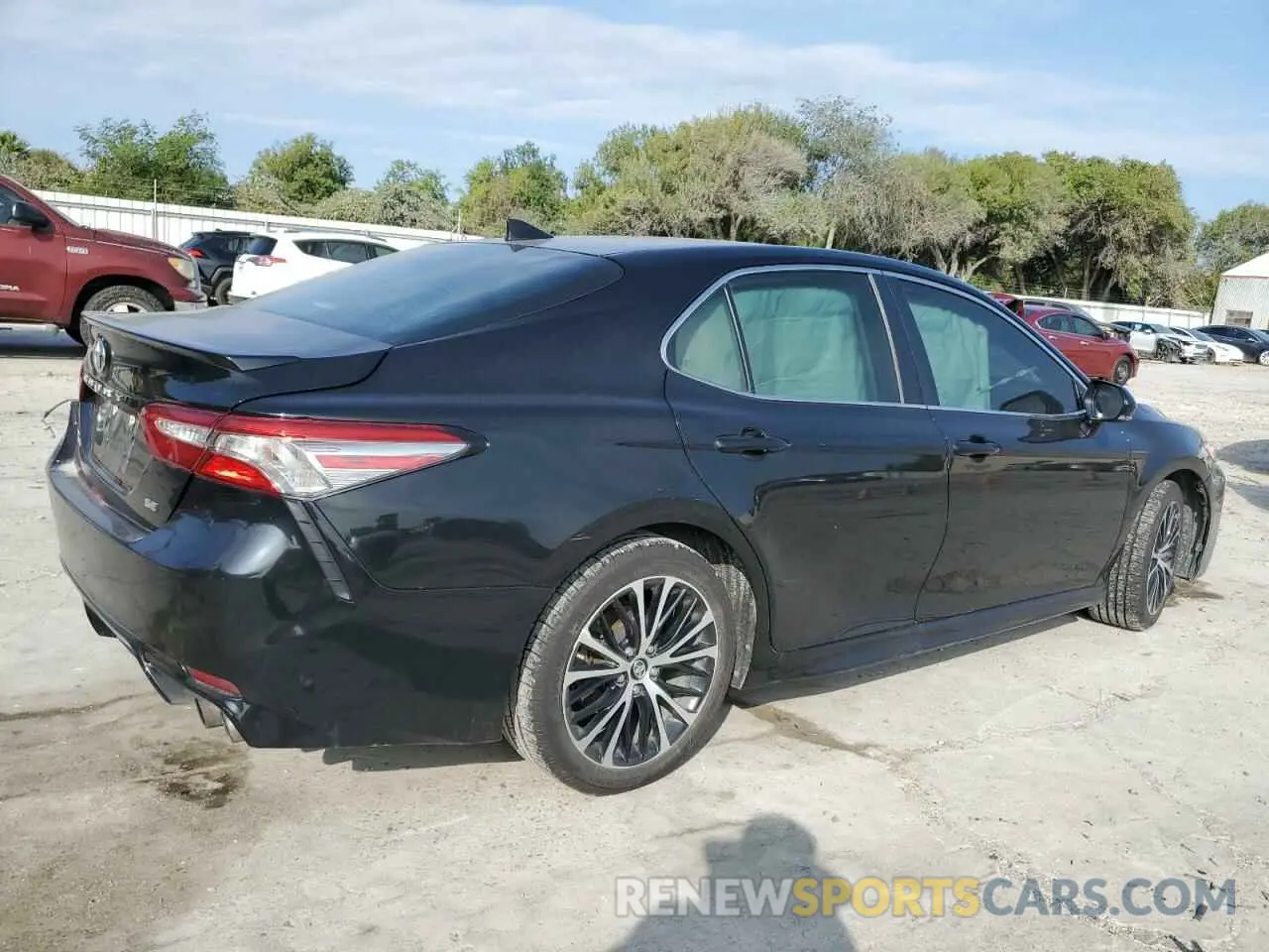 3 fotografías del automóvil dañado 4T1B11HK9KU763062 TOYOTA CAMRY 2019