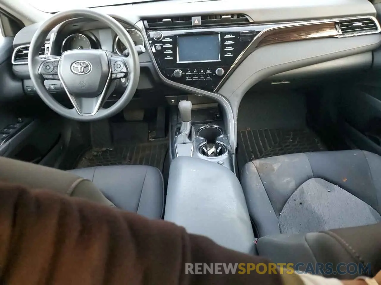 8 fotografías del automóvil dañado 4T1B11HKXKU174392 TOYOTA CAMRY 2019