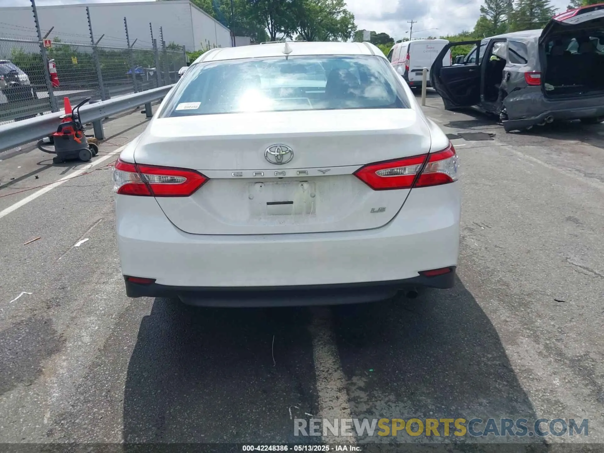 16 fotografías del automóvil dañado 4T1B11HKXKU237605 TOYOTA CAMRY 2019
