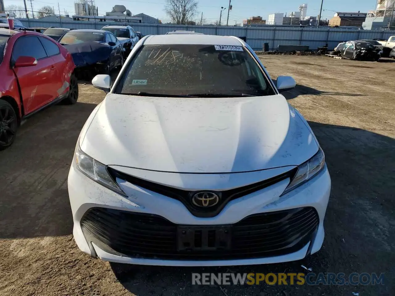 5 fotografías del automóvil dañado 4T1B11HKXKU267249 TOYOTA CAMRY 2019