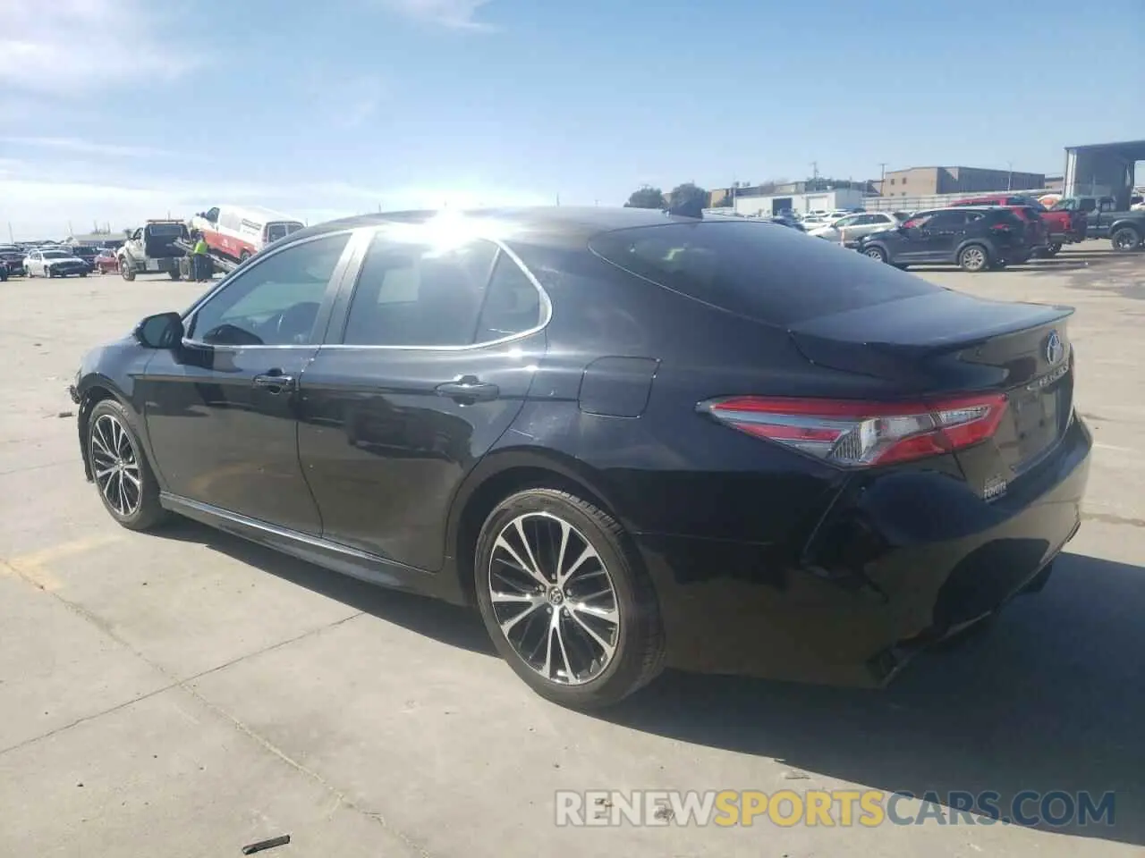 2 fotografías del automóvil dañado 4T1B11HKXKU282088 TOYOTA CAMRY 2019