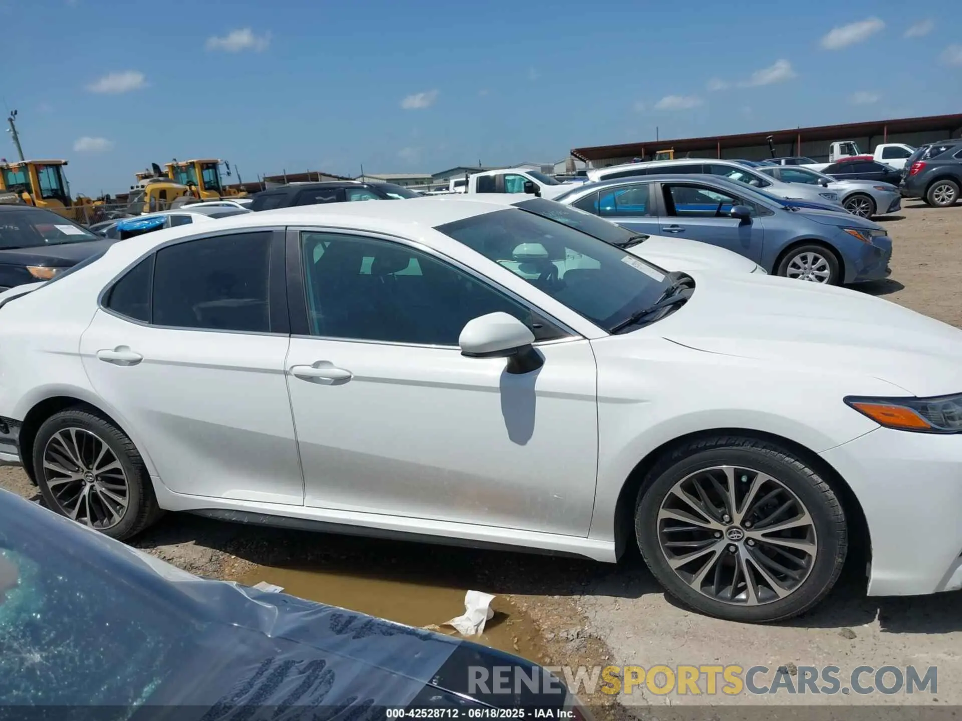 14 fotografías del automóvil dañado 4T1B11HKXKU686282 TOYOTA CAMRY 2019