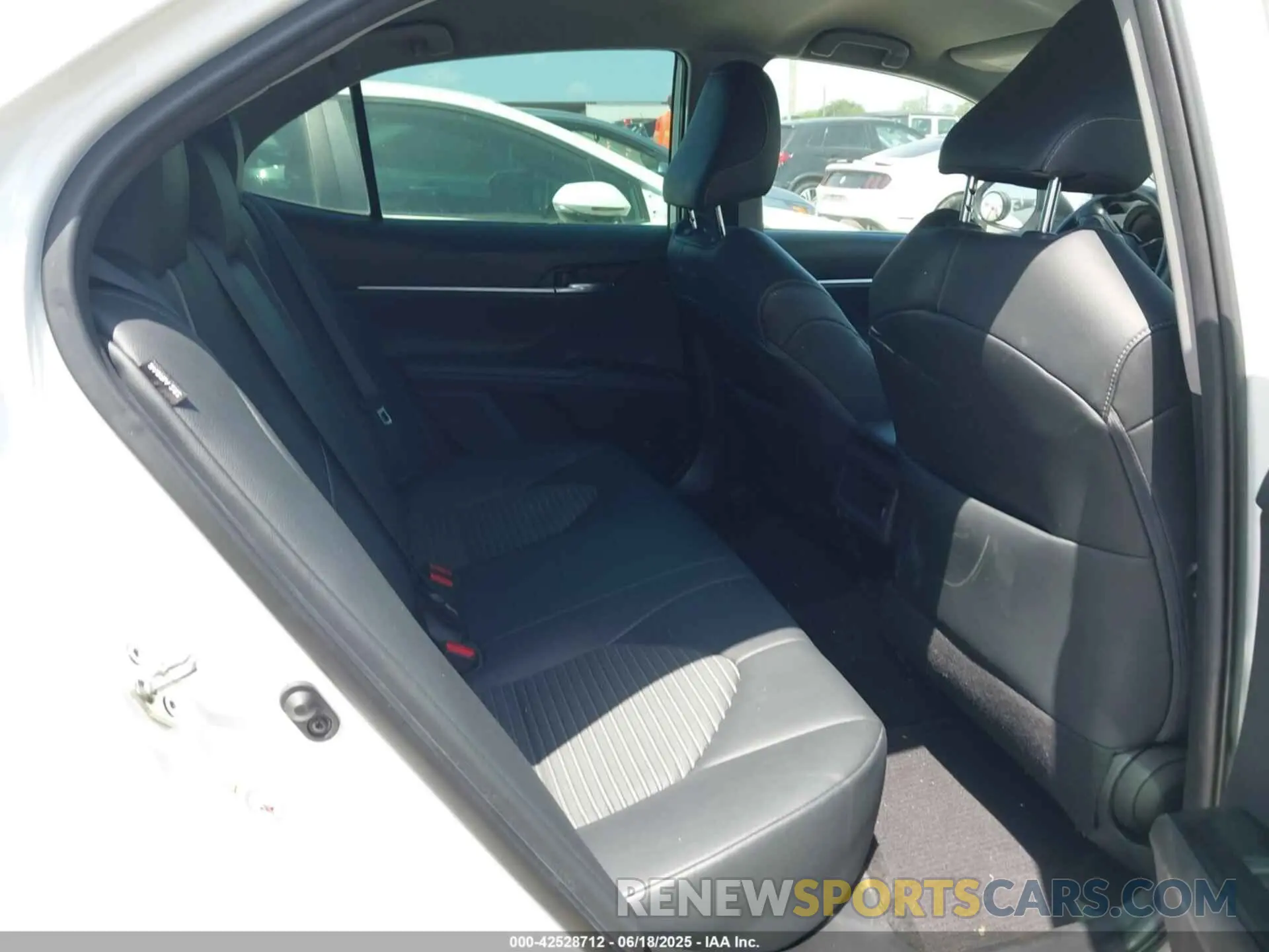 8 fotografías del automóvil dañado 4T1B11HKXKU686282 TOYOTA CAMRY 2019