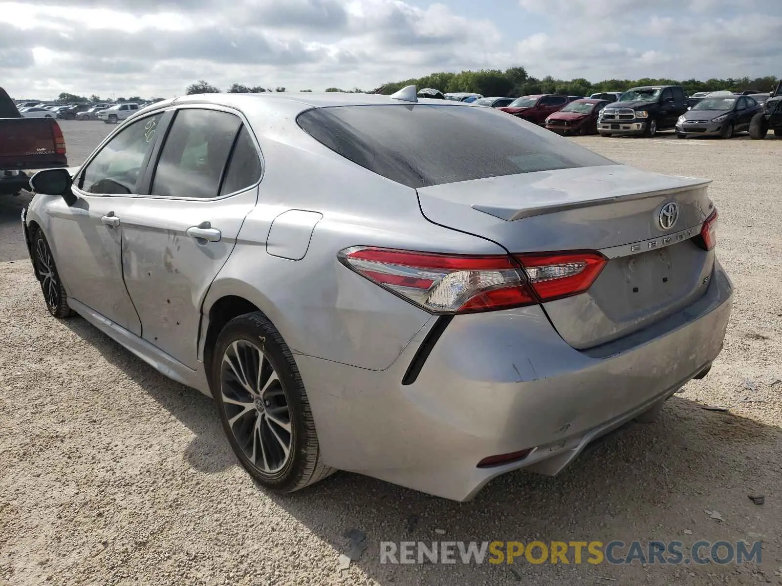 3 fotografías del automóvil dañado 4T1B11HKXKU730443 TOYOTA CAMRY 2019