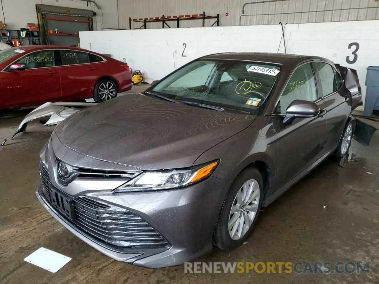 2 fotografías del automóvil dañado 4T1B11HKXKU734136 TOYOTA CAMRY 2019