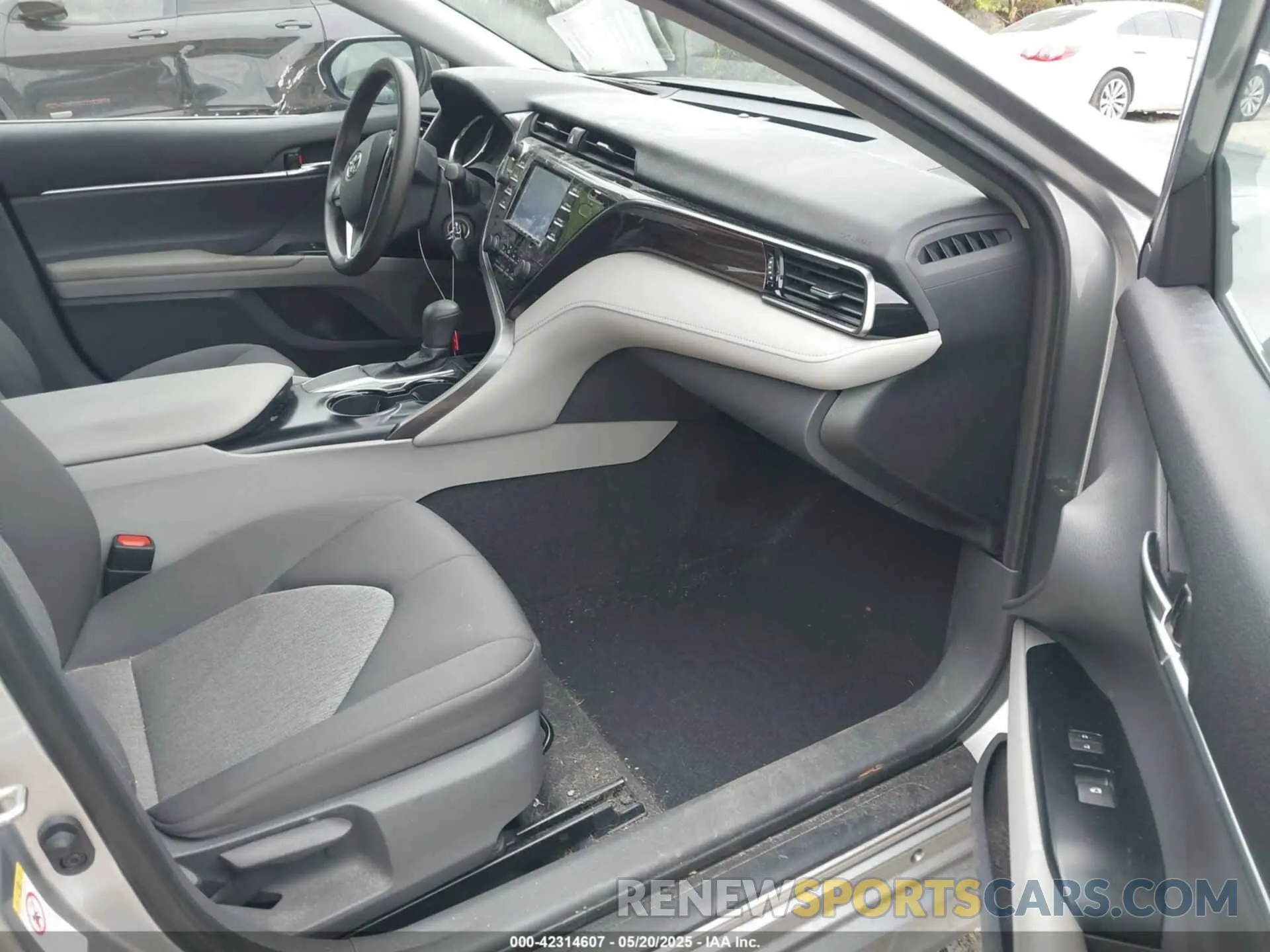 5 fotografías del automóvil dañado 4T1B11HKXKU746948 TOYOTA CAMRY 2019