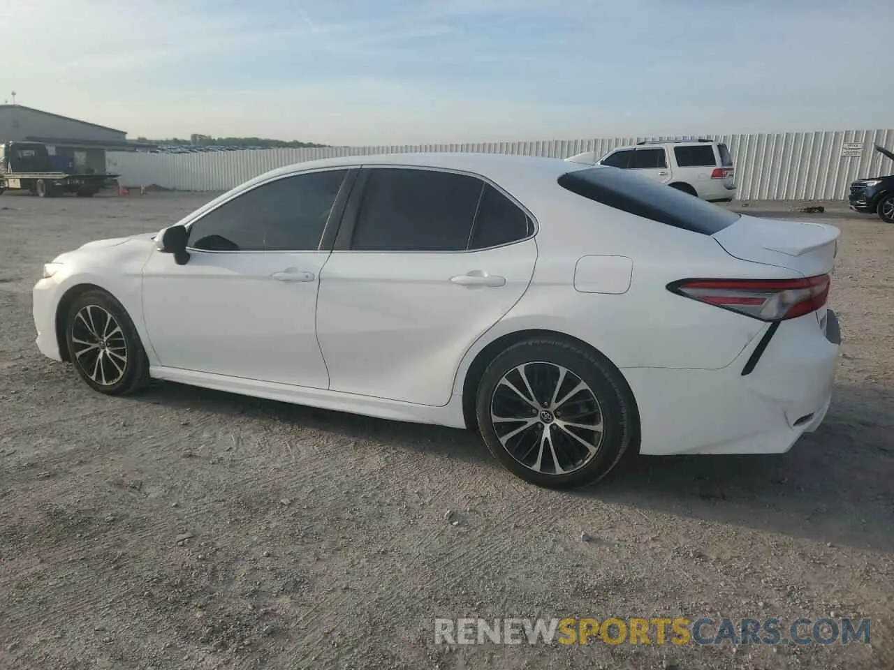 2 fotografías del automóvil dañado 4T1B11HKXKU779657 TOYOTA CAMRY 2019