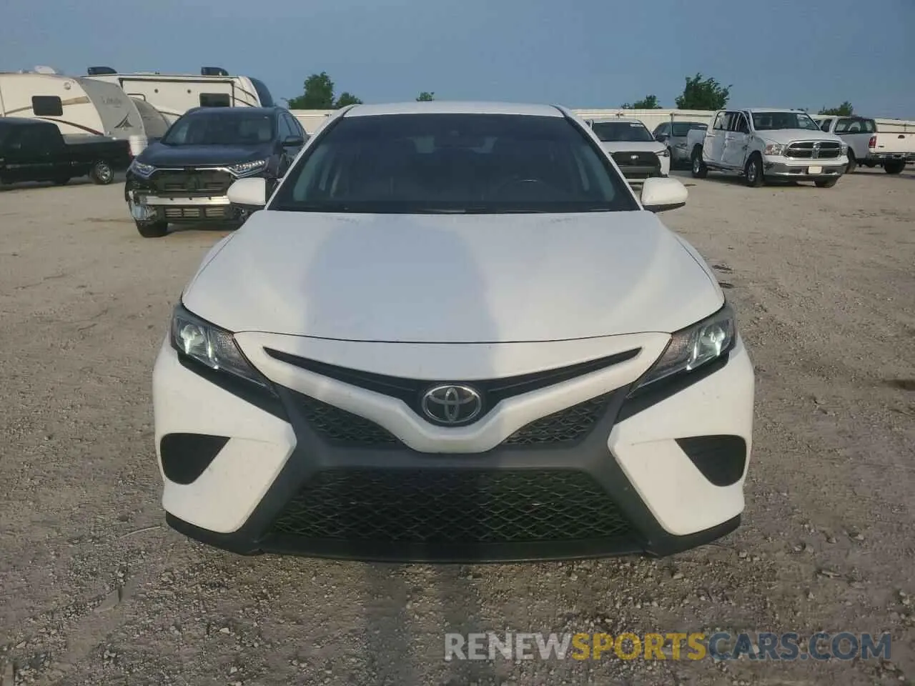 5 fotografías del automóvil dañado 4T1B11HKXKU779657 TOYOTA CAMRY 2019