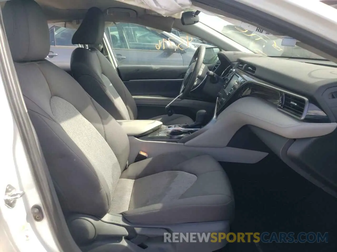 5 fotografías del automóvil dañado 4T1B31HK0KU004889 TOYOTA CAMRY 2019