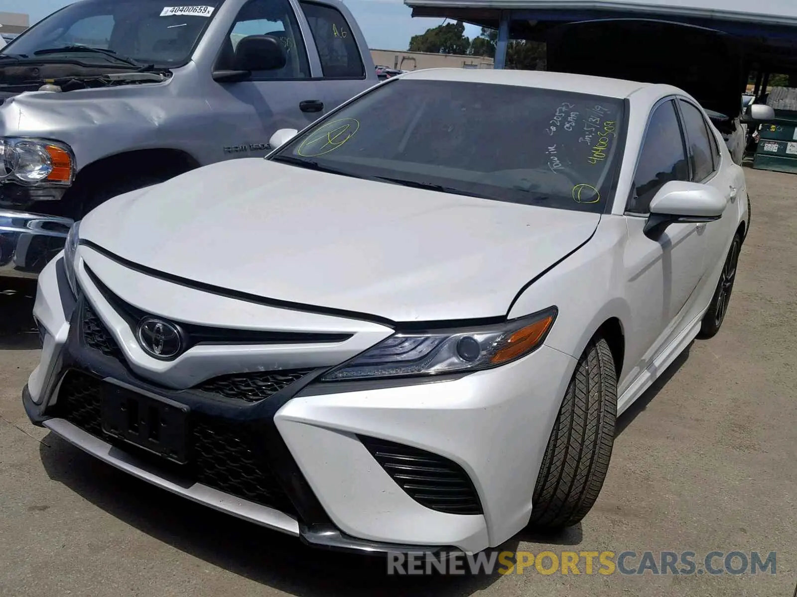 2 fotografías del automóvil dañado 4T1B61HK0KU701499 TOYOTA CAMRY 2019