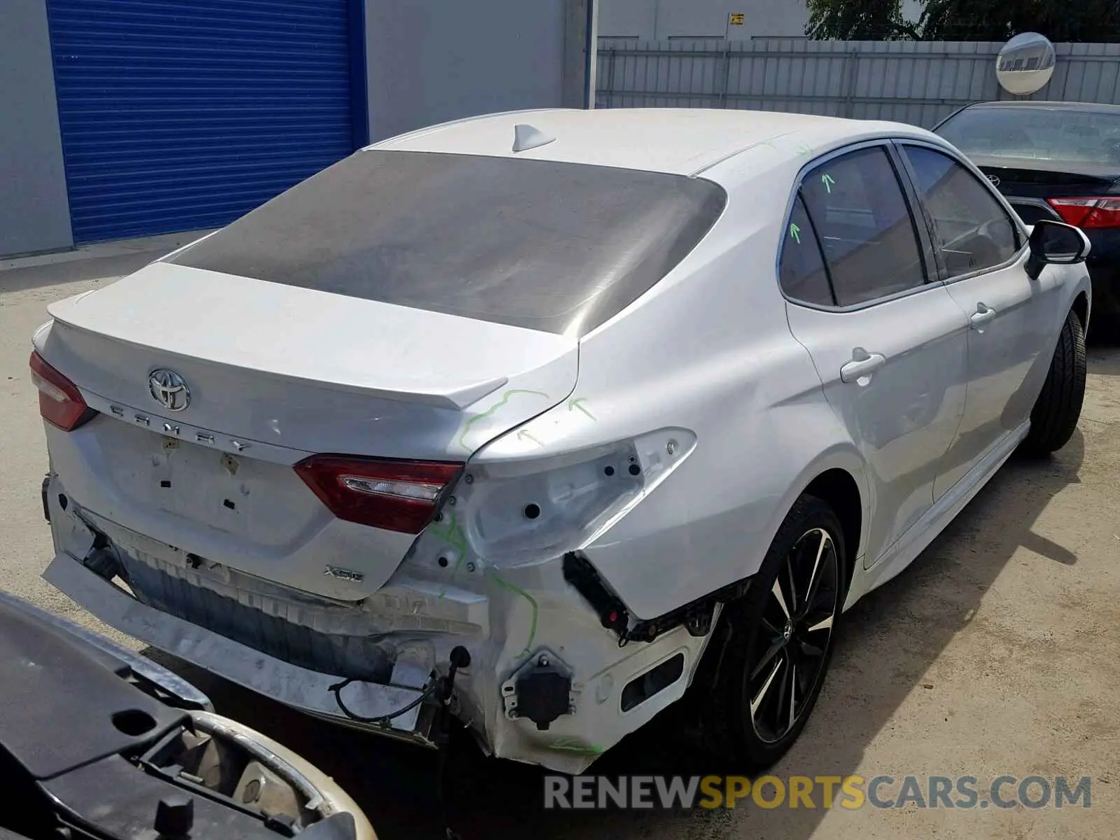 4 fotografías del automóvil dañado 4T1B61HK0KU701499 TOYOTA CAMRY 2019