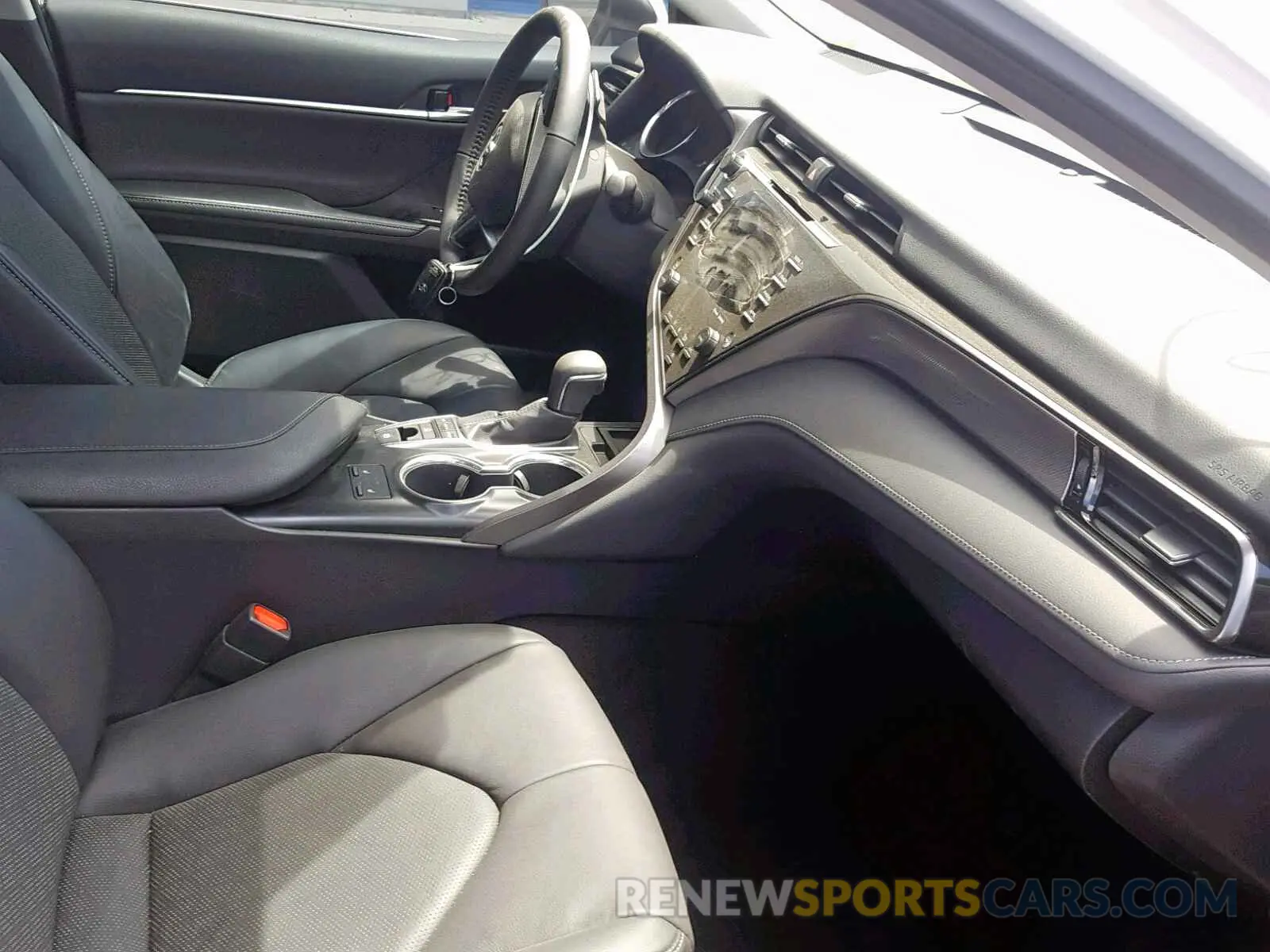 5 fotografías del automóvil dañado 4T1B61HK0KU701499 TOYOTA CAMRY 2019