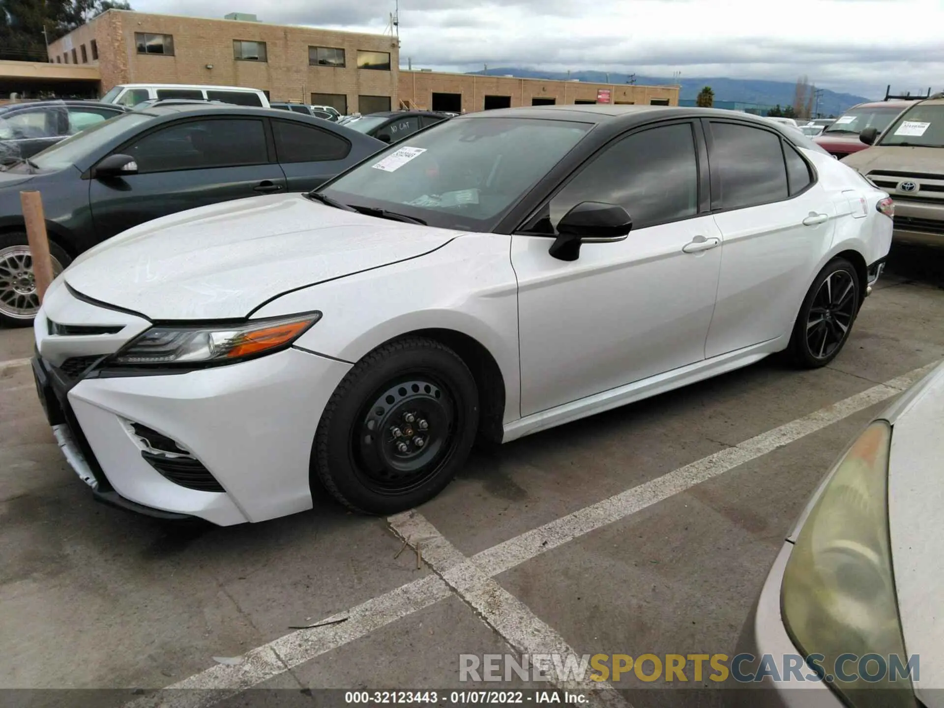 2 fotografías del automóvil dañado 4T1B61HK1KU245898 TOYOTA CAMRY 2019