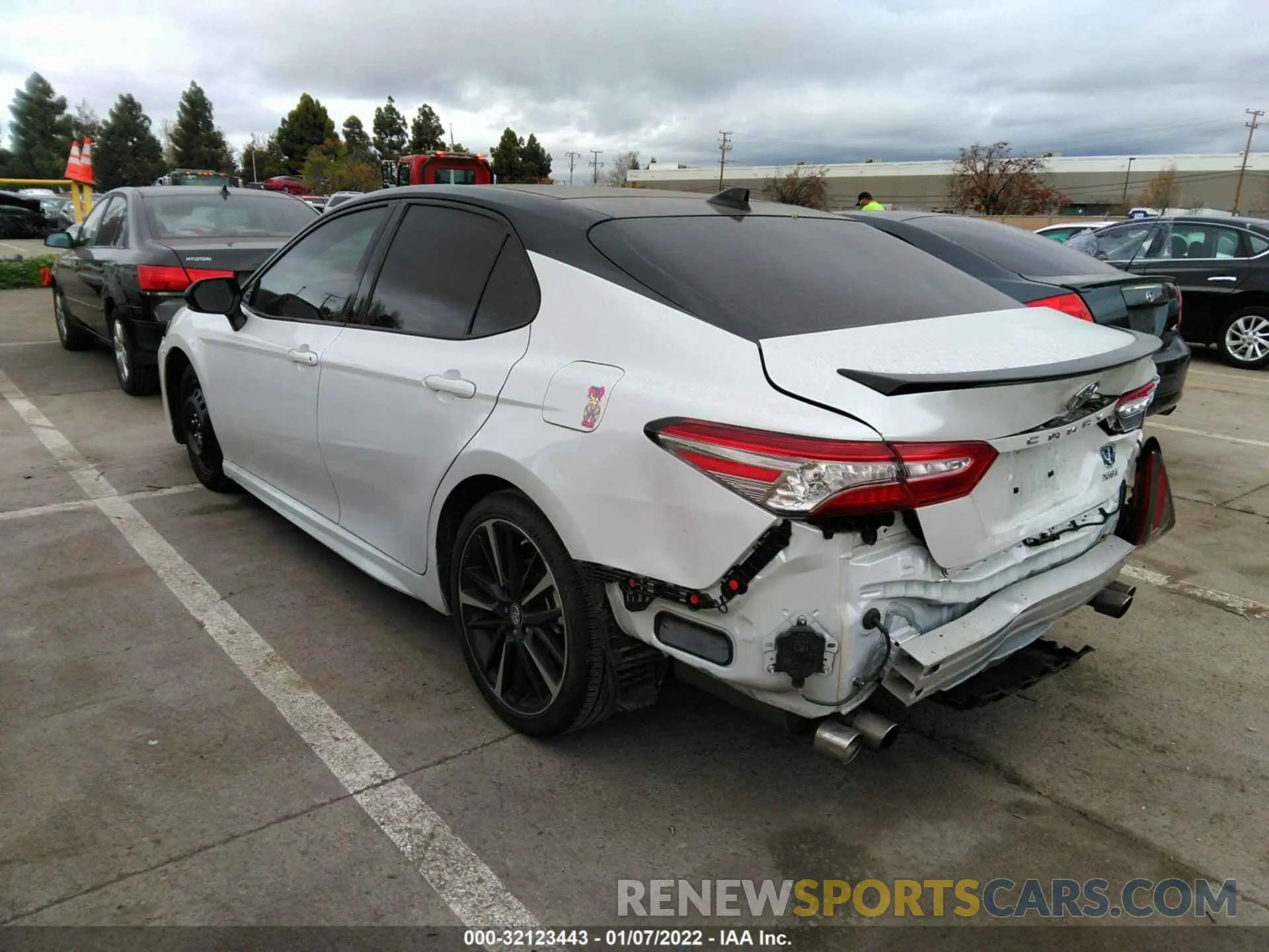 3 fotografías del automóvil dañado 4T1B61HK1KU245898 TOYOTA CAMRY 2019