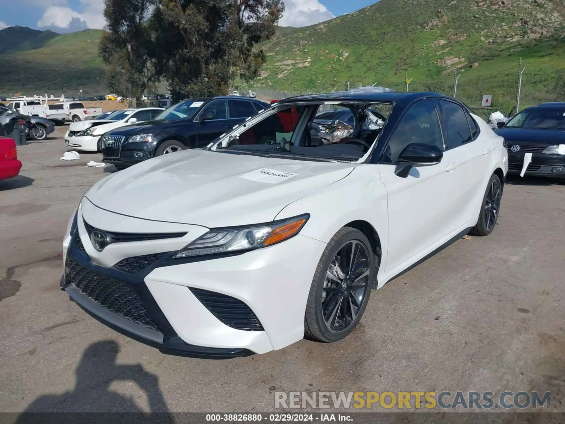 2 fotografías del automóvil dañado 4T1B61HK1KU272602 TOYOTA CAMRY 2019