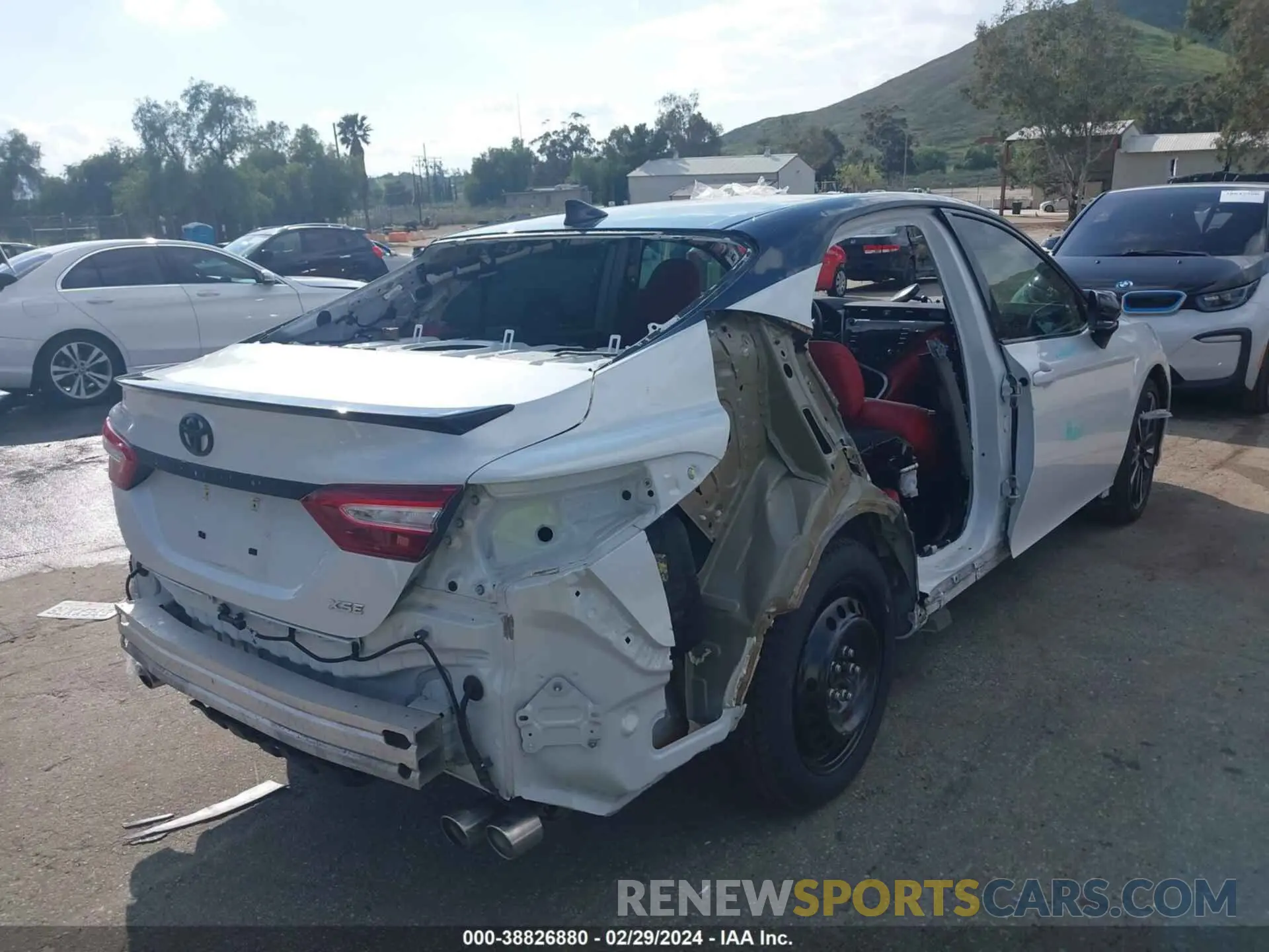 4 fotografías del automóvil dañado 4T1B61HK1KU272602 TOYOTA CAMRY 2019