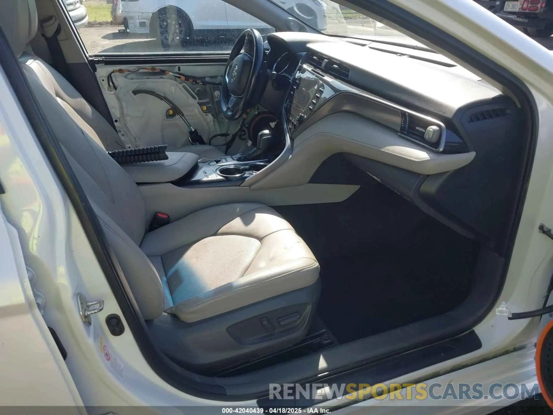 5 fotografías del automóvil dañado 4T1B61HK1KU715508 TOYOTA CAMRY 2019
