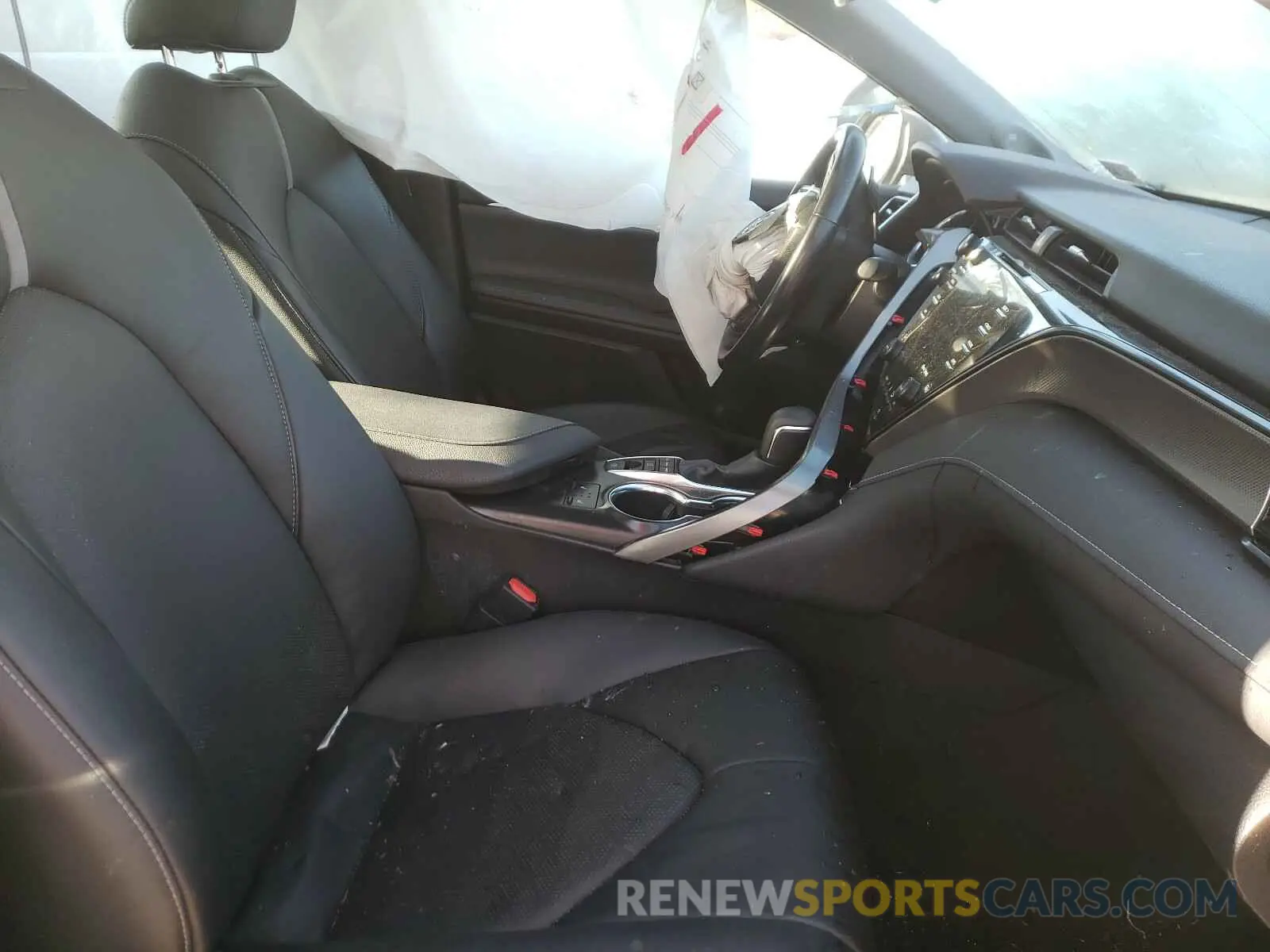 5 fotografías del automóvil dañado 4T1B61HK1KU761565 TOYOTA CAMRY 2019