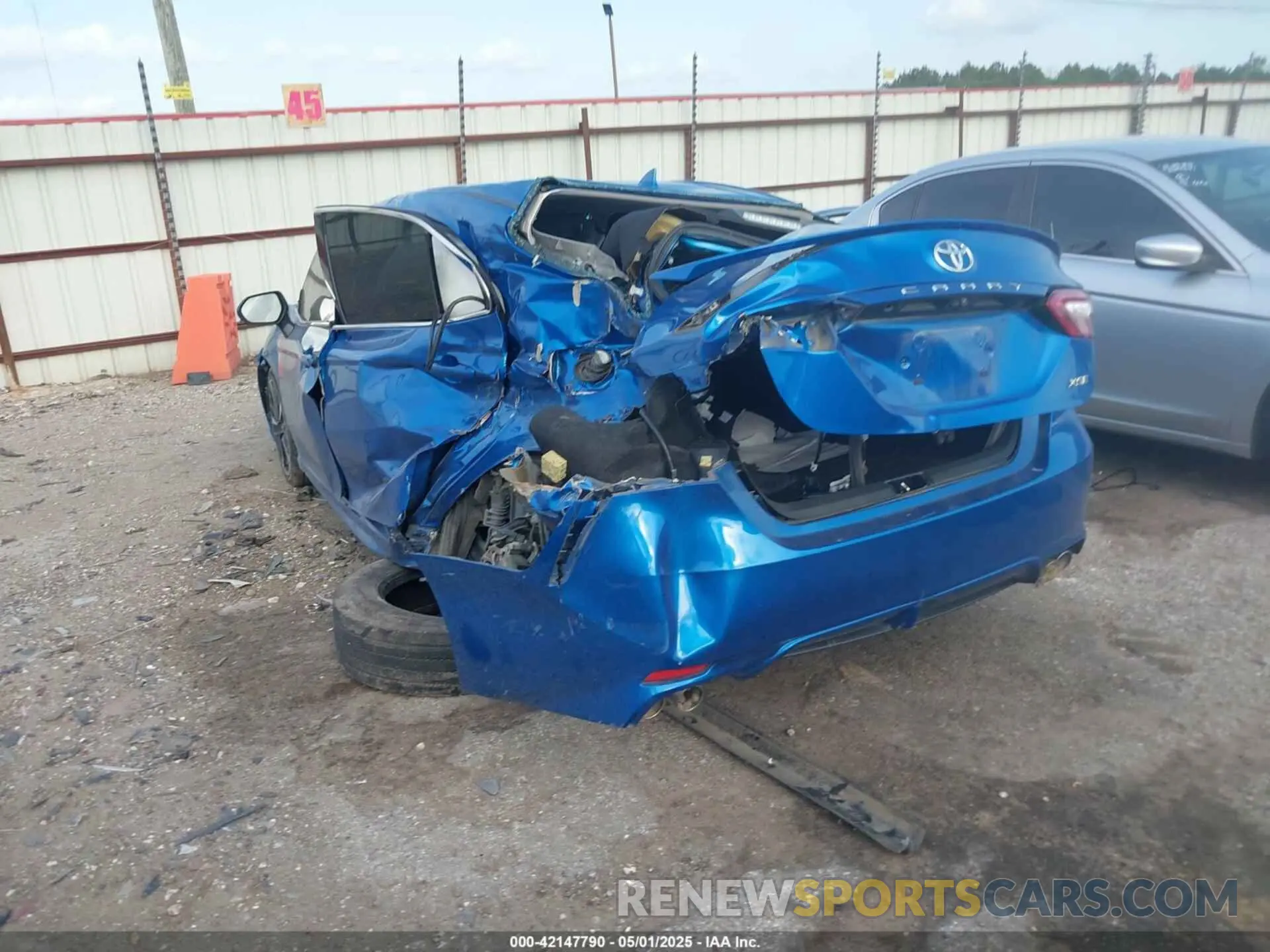 3 fotografías del automóvil dañado 4T1B61HK2KU240919 TOYOTA CAMRY 2019