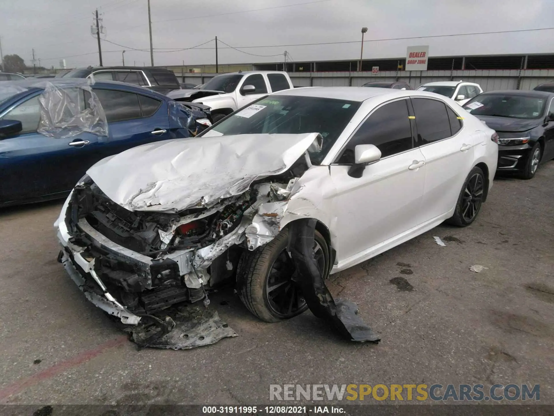 2 fotografías del automóvil dañado 4T1B61HK2KU690120 TOYOTA CAMRY 2019