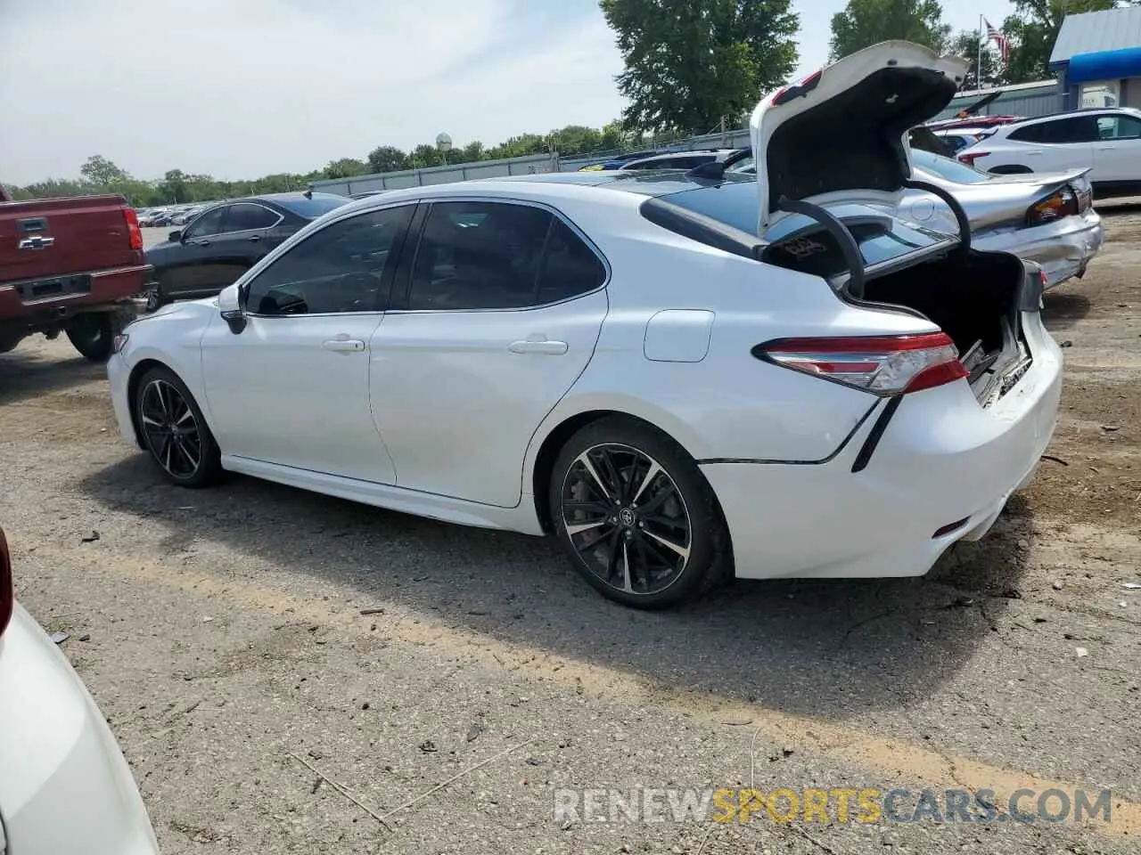 2 fotografías del automóvil dañado 4T1B61HK2KU736450 TOYOTA CAMRY 2019