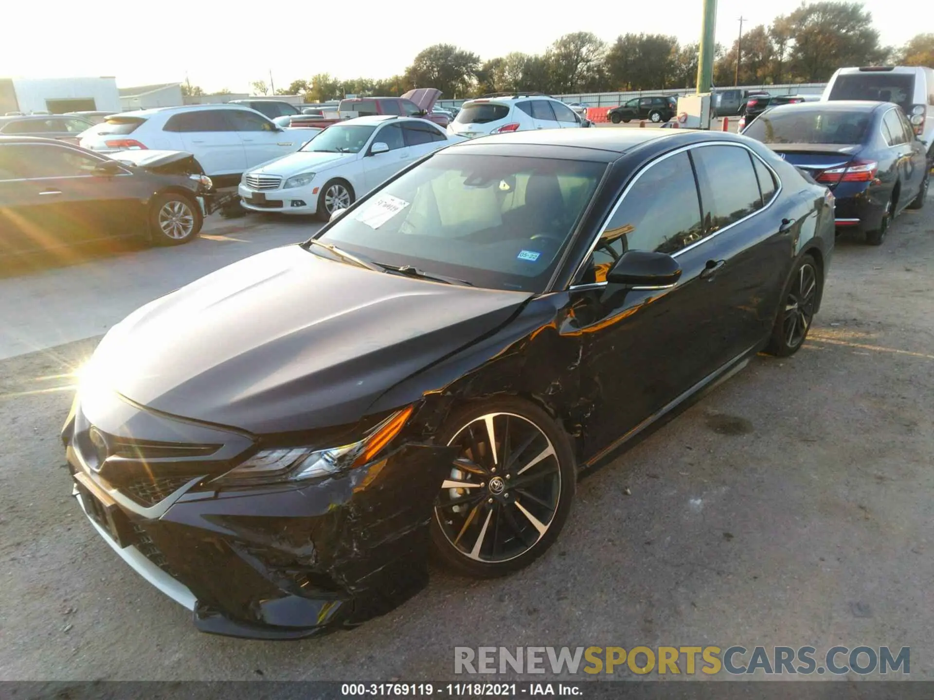 2 fotografías del automóvil dañado 4T1B61HK2KU784000 TOYOTA CAMRY 2019