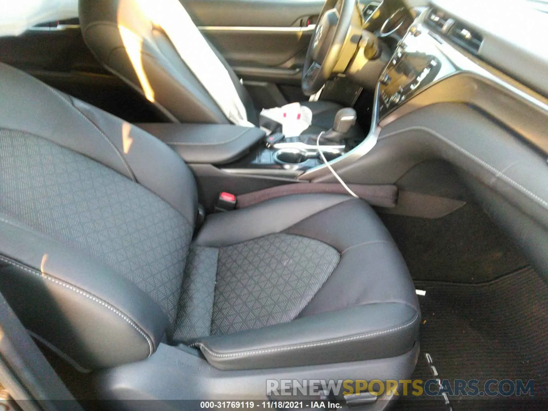 5 fotografías del automóvil dañado 4T1B61HK2KU784000 TOYOTA CAMRY 2019